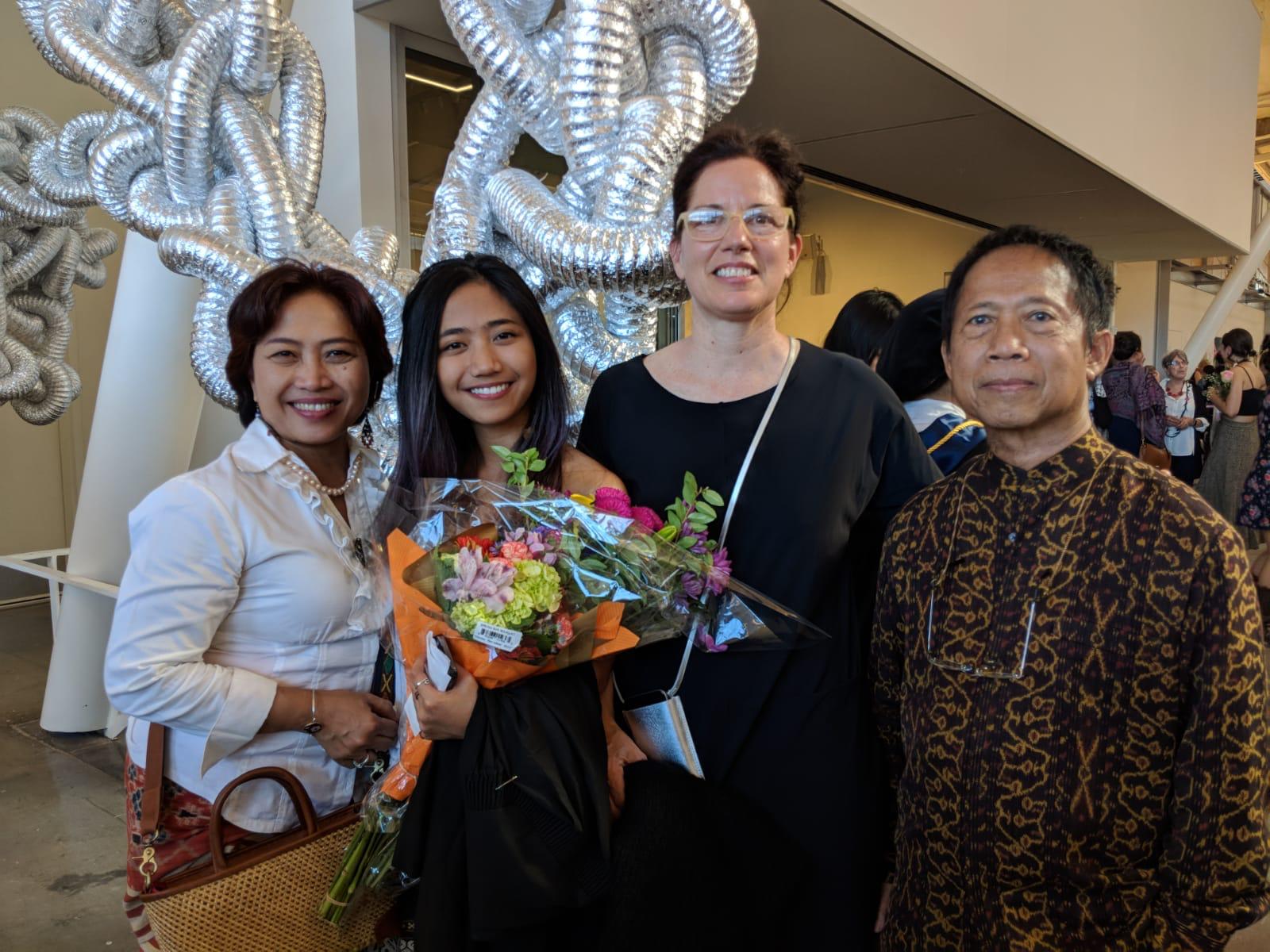 Antonia Asri bersama kedua orang tua dan dosen setelah memenangi Angelo Donghia Senior Scholarship Competition.