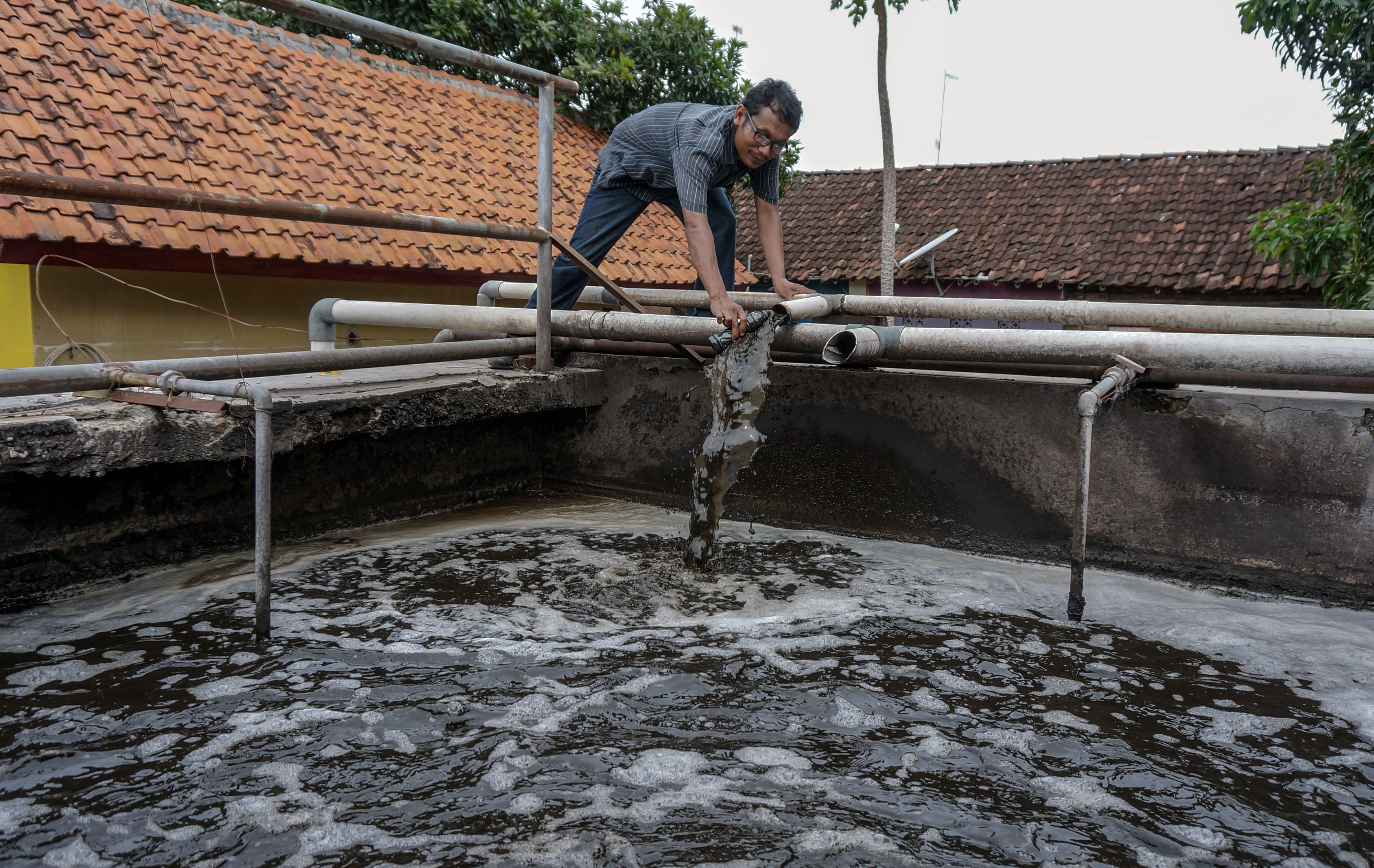 Petugas memeriksa kadar air limbah batik di Instalasi Pengolahan Air Limbah (IPAL) di Kampung Batik Kauman, Pekalongan, Jawa Tengah