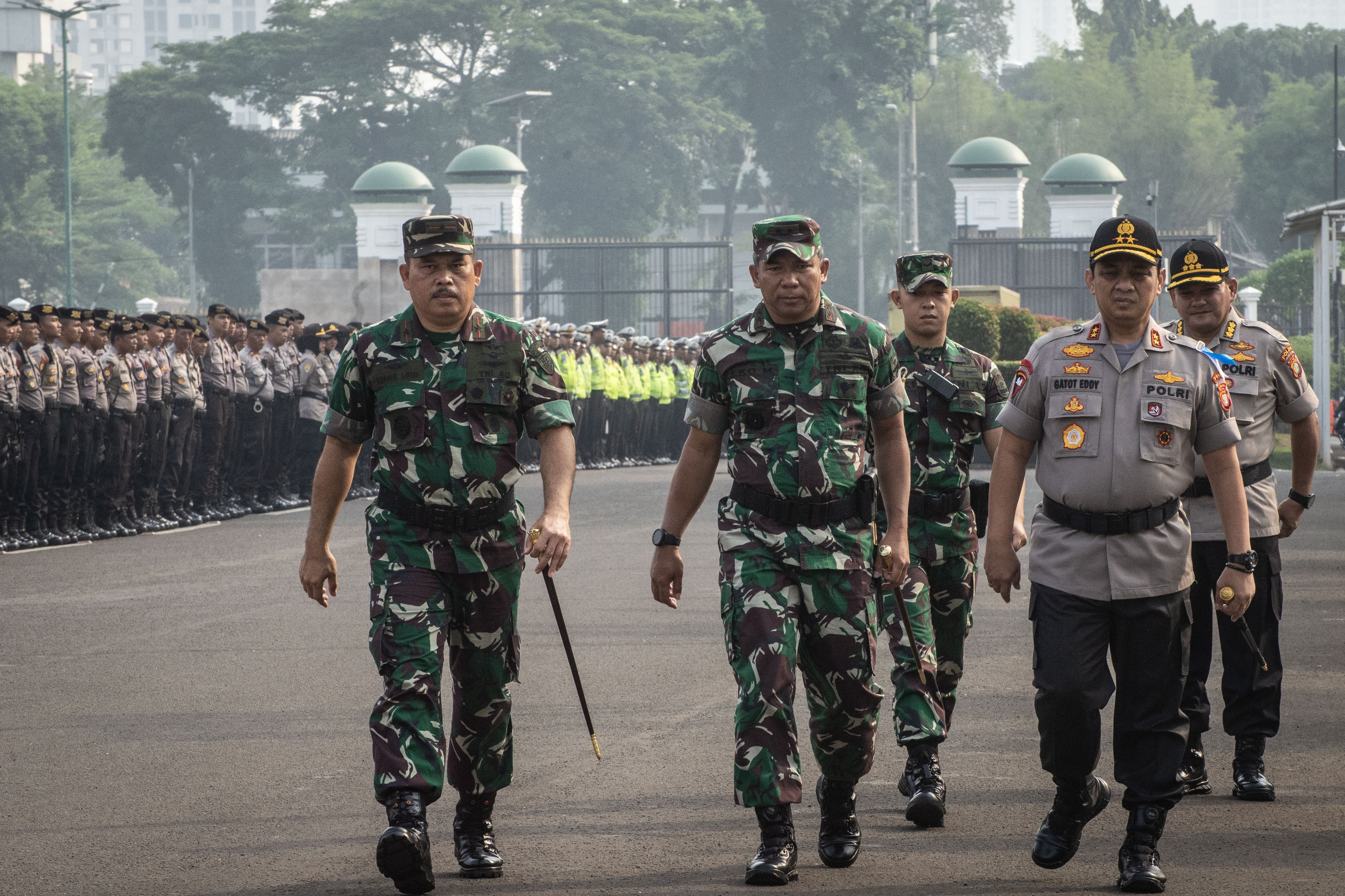 Kapolda Metro Jaya Irjen Pol Gatot Eddy Pramono (kanan depan) dan Pangdam Jaya Mayjen TNI Eko Margiyono (tengah depan).