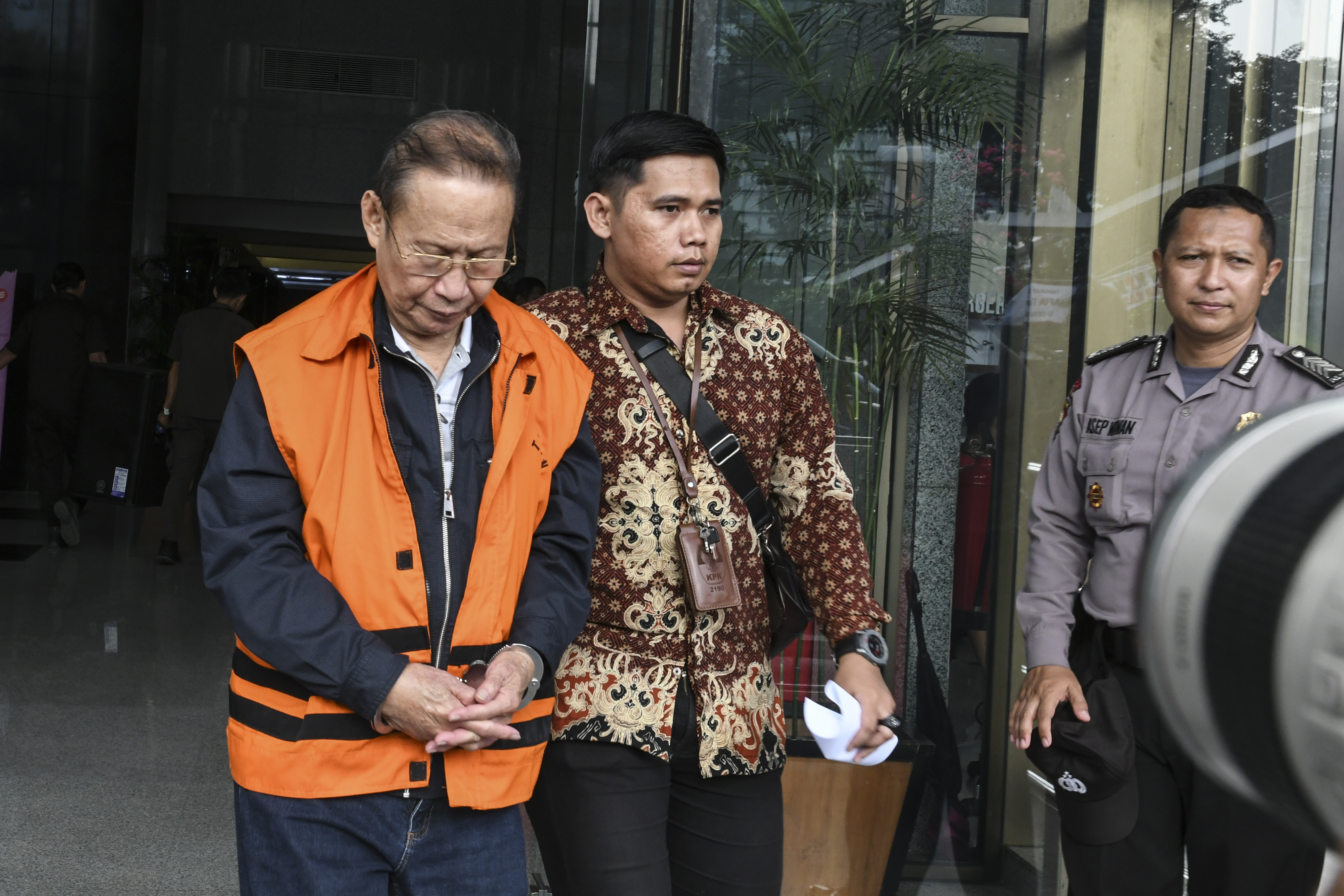 Tersangka dugaan suap impor gula Pieko Njoto Setiadi berjalan usai menjalani pemeriksaan di gedung KPK, Jakarta, Jumat (20/9/2019).