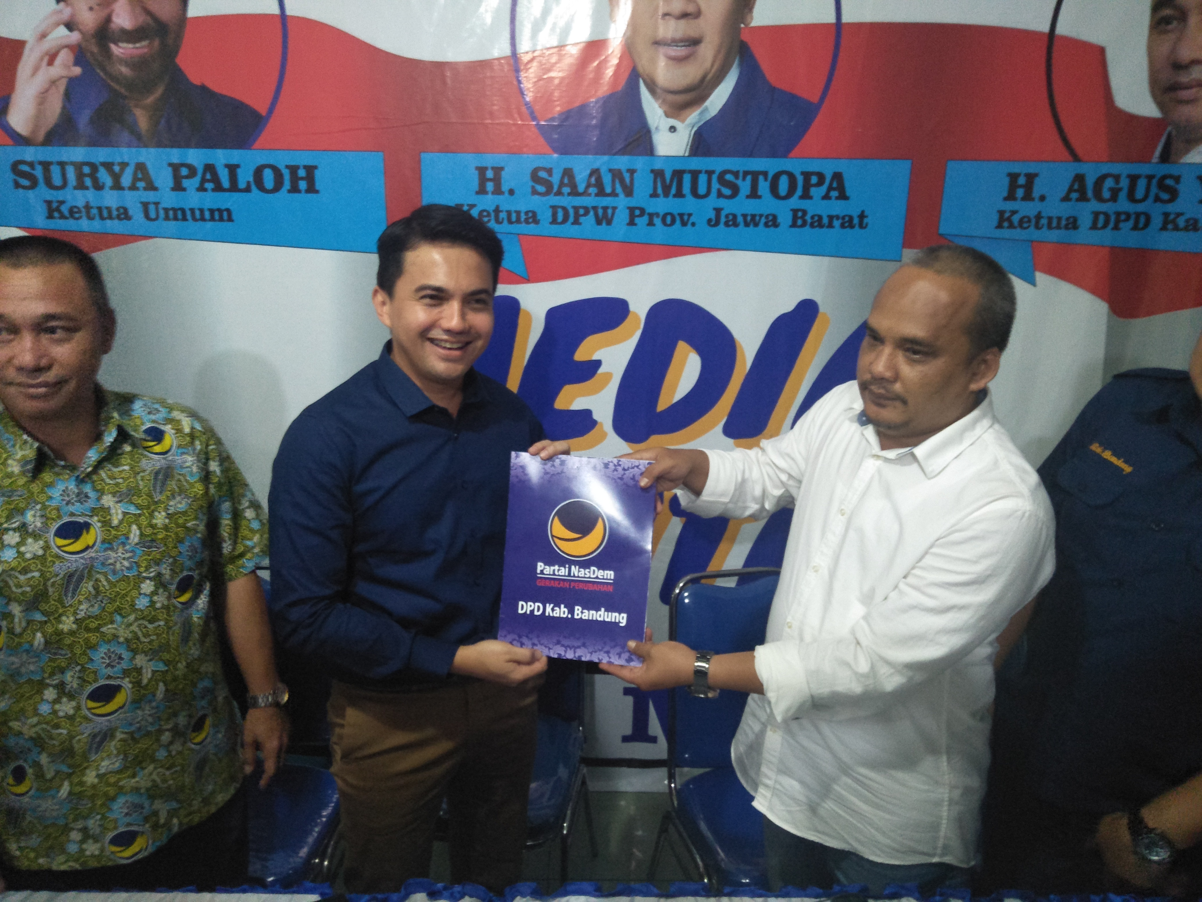 Aktor Syahrul Gunawan mencalonkan diri melalui Partai NasDem  dalam Pilkada Serentak 2020 untuk Kabupaten Bandung Barat.