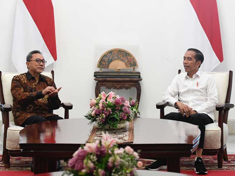 Presiden Joko Widodo berbincang dengan Ketua Umum Partai Amanat Nasional (PAN) yang juga Wakil Ketua MPR Zulkifl i Hasan pada pertemuan di R