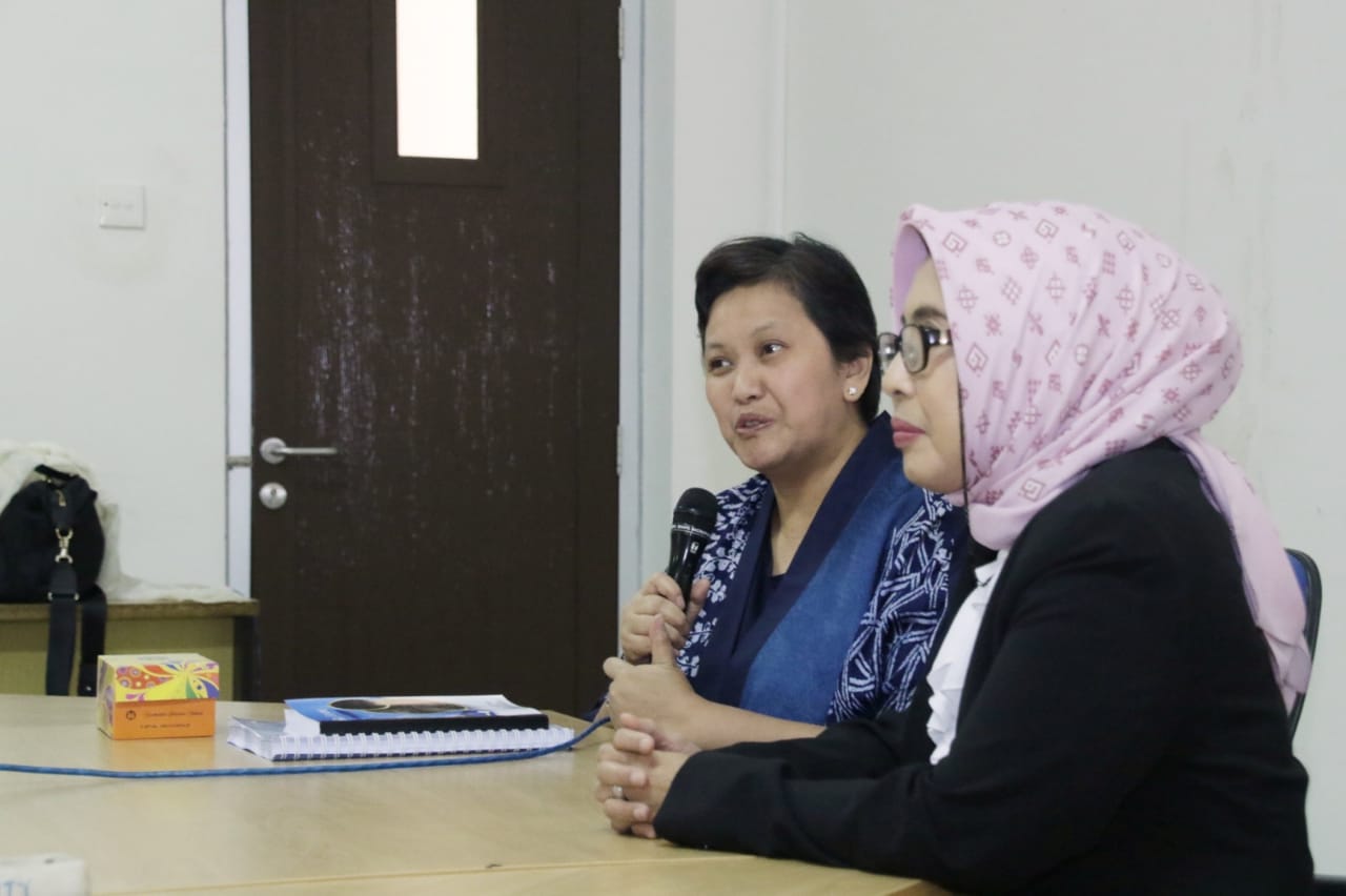 Wakil Ketua MPR Lestari Moerdijat dan Dekan Fakultas Ilmu Budaya Nurhayati