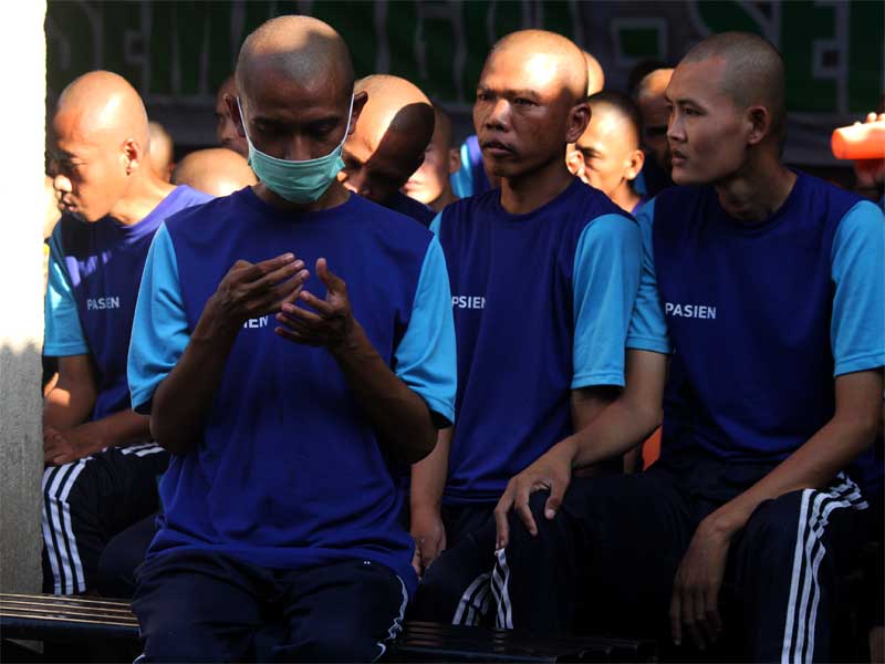 Seorang pemuda berinisial IS (32) (kedua kiri) menjalani perawatan terapi bersama pasien lainnya di tempat rehabilitasi gangguan jiwa.