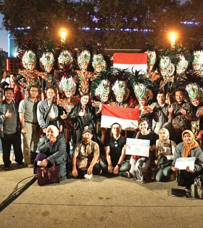 Duta seni Boyolali berfoto bersama seusai menjadi juara dalam katagori folk dance usia 16-19 tahun di ajang kompetisi seni internasional,.