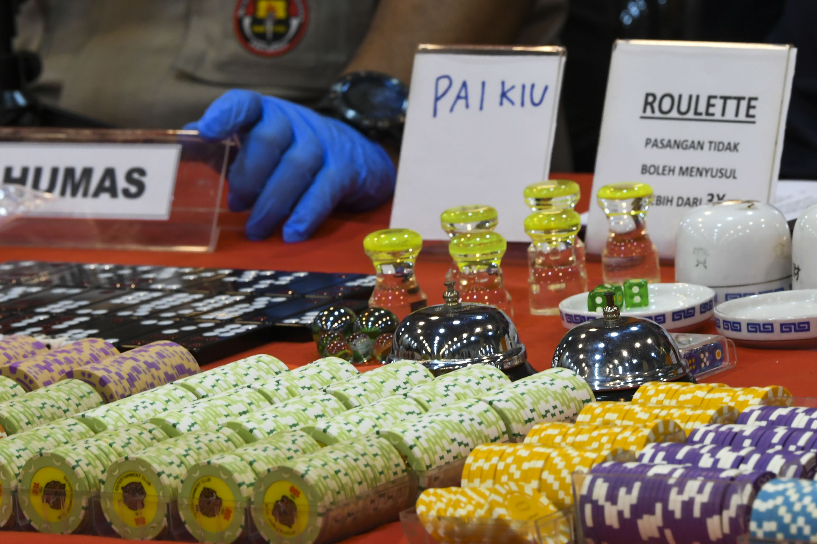 Barang bukti judi kasino dihadirkan saat rilis kasus judi di Apartemen Robinson, Jakarta, hari ini.