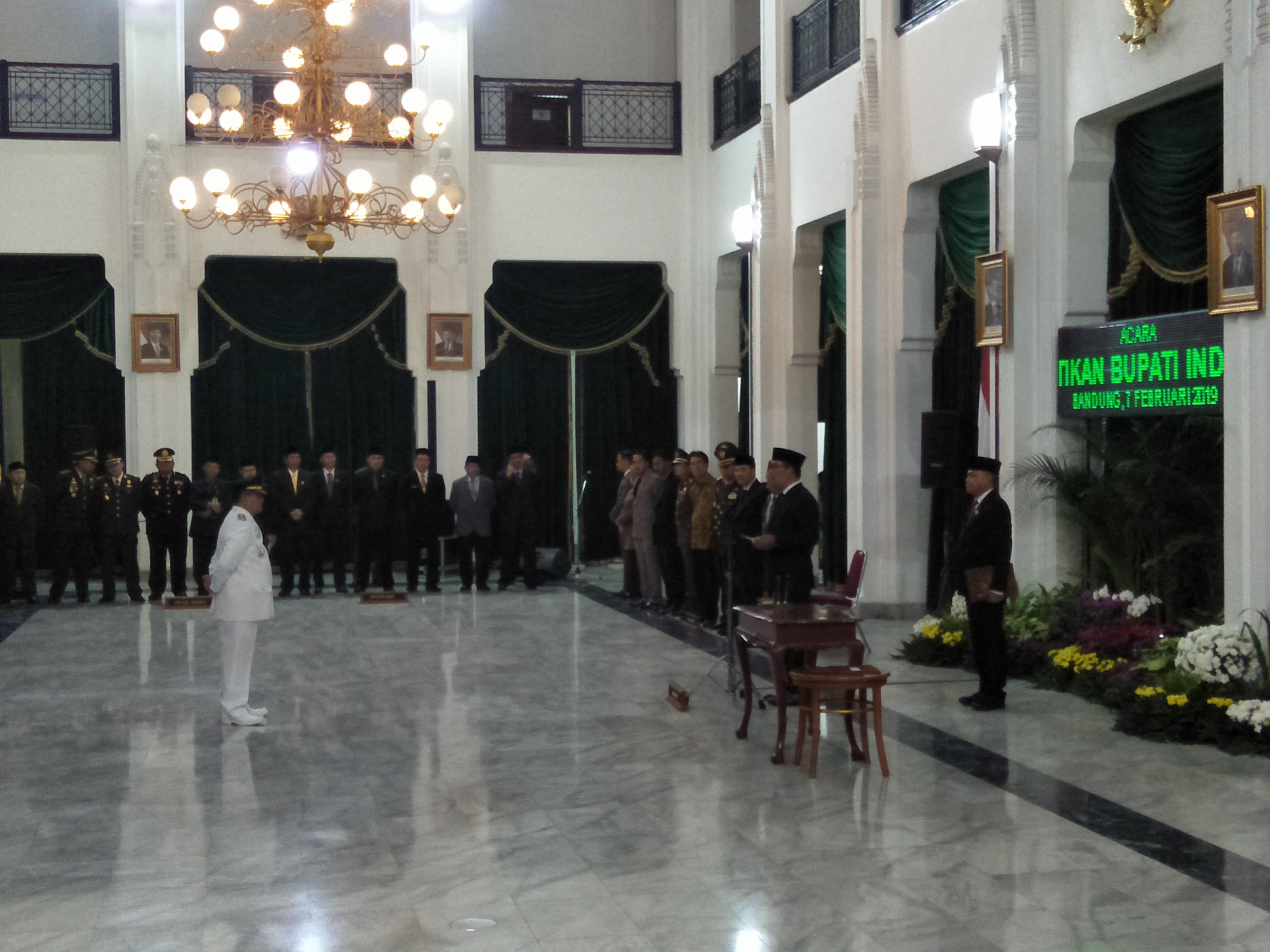 Supendi saat dilantik menjadi Bupati Indramayu oleh Gubernur Jabar Ridwan Kamil pada 7 Februari 2019. Kini Supendi tertangkap KPK dalam OTT.