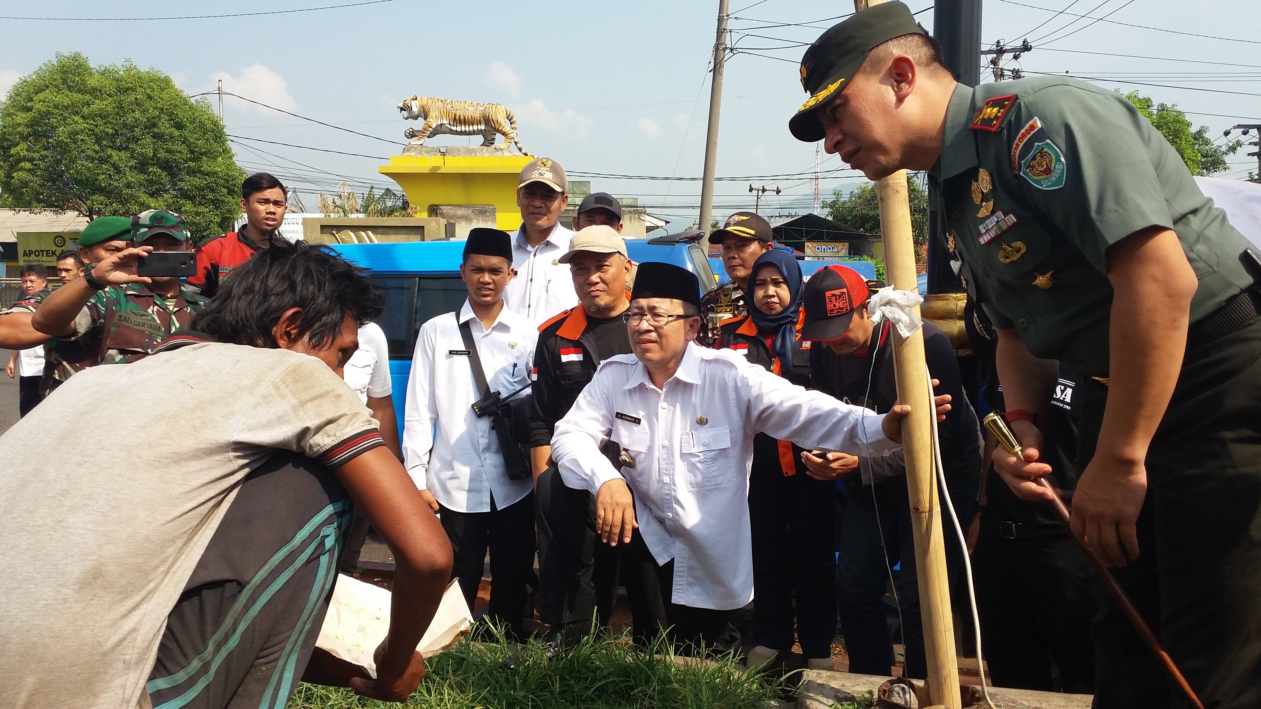 Plt  Bupati Cianjur, Herman Suherman memimpin penertiban orang dengan gangguan jiwa, Rabu (30/10). 