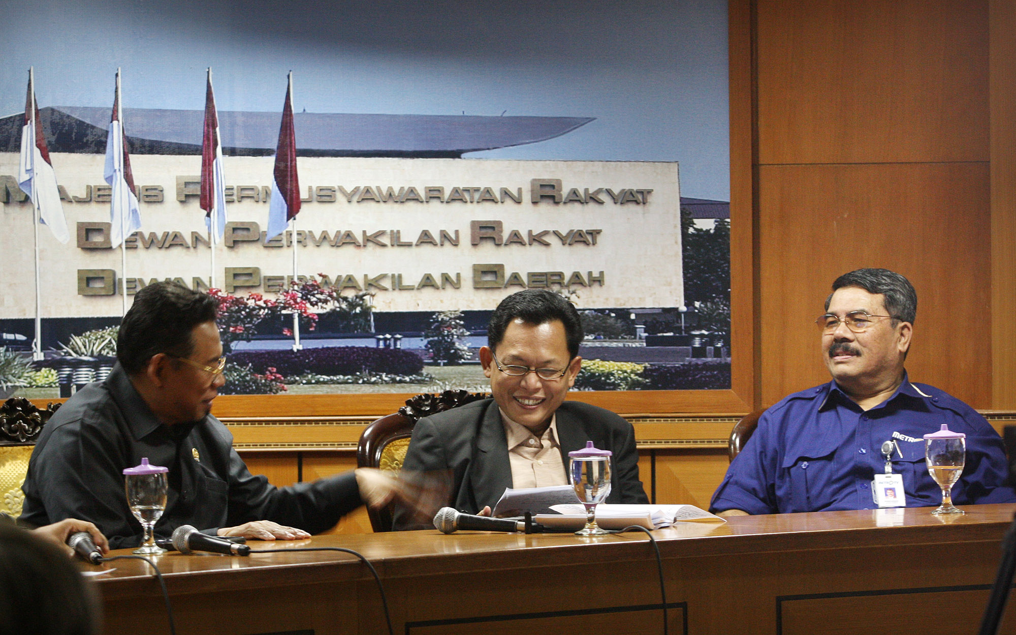 Pengamat intelijen dan terorisme, Wawan Hari Purwanto (tengah) dalam sebuah diskusi di DPR RI.