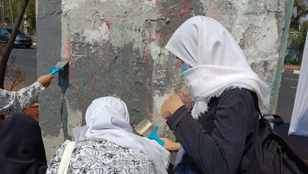 Mahasiswa dan Pelajar Bersihkan Coretan Bekas Kerusuhan