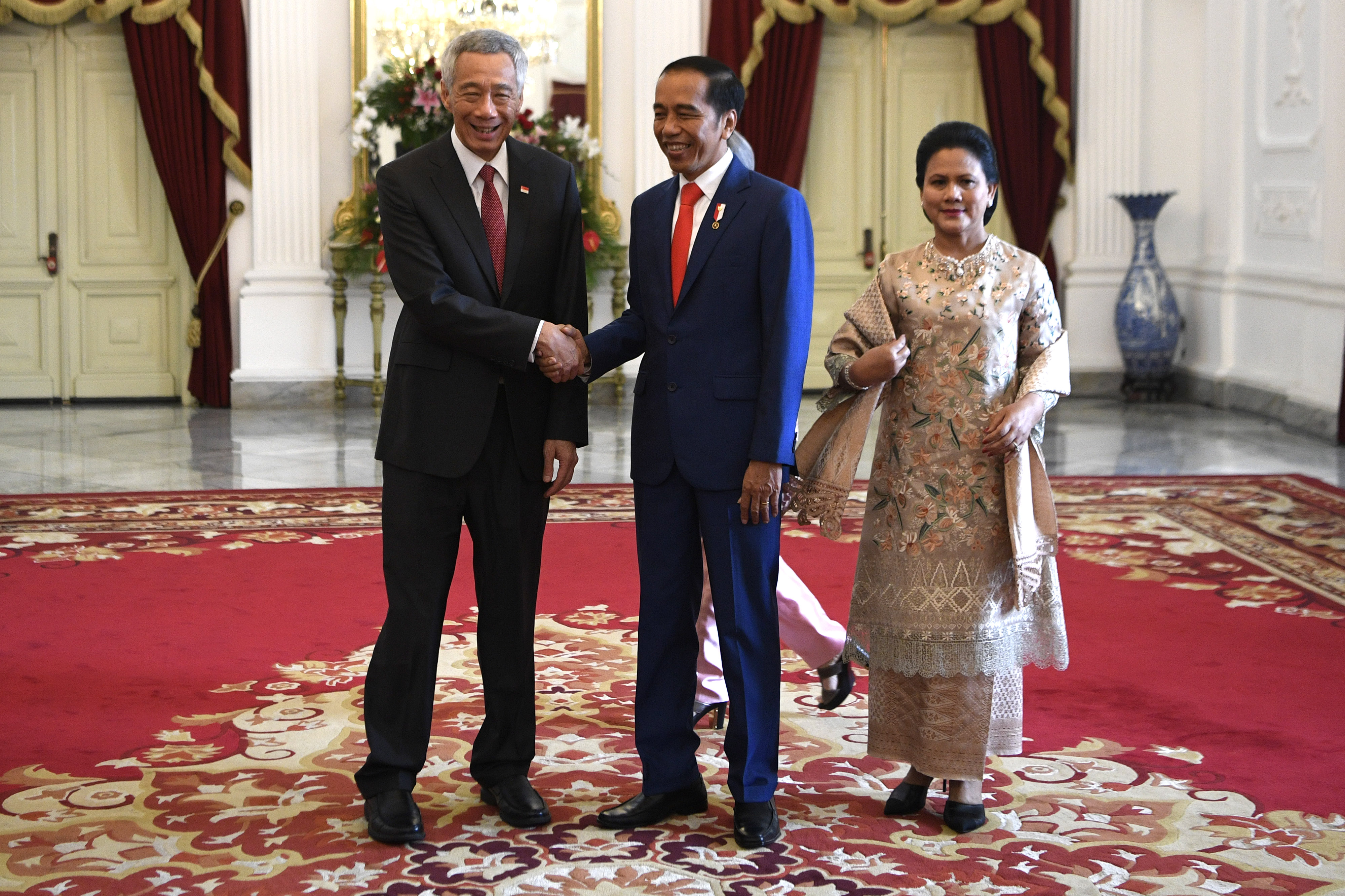 Presiden Joko Widodo didampingi Ibu Negara Iriana menyambut kunjungan kehormatan PM Singapura  Lee Hsien Loong di Istana Negara.