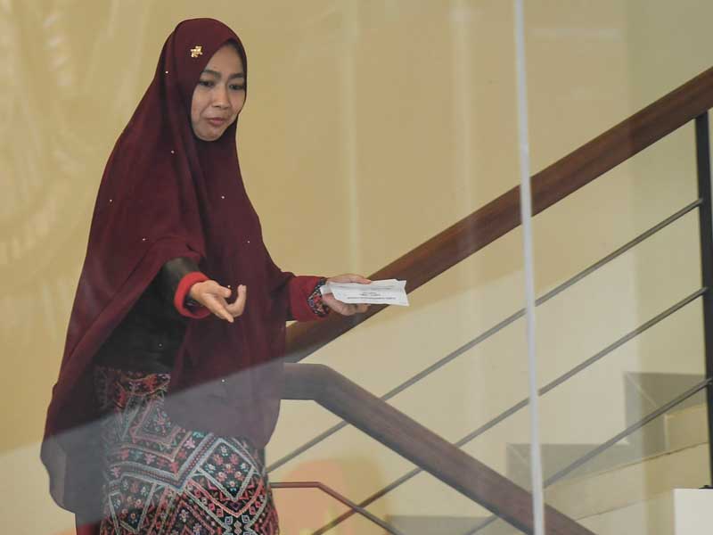 Istri mantan Menpora Imam Nahrawi, Shobibah Rohmah bersiap menjalani pemeriksaan di gedung KPK, Jakarta, Kamis (24/10/2019).