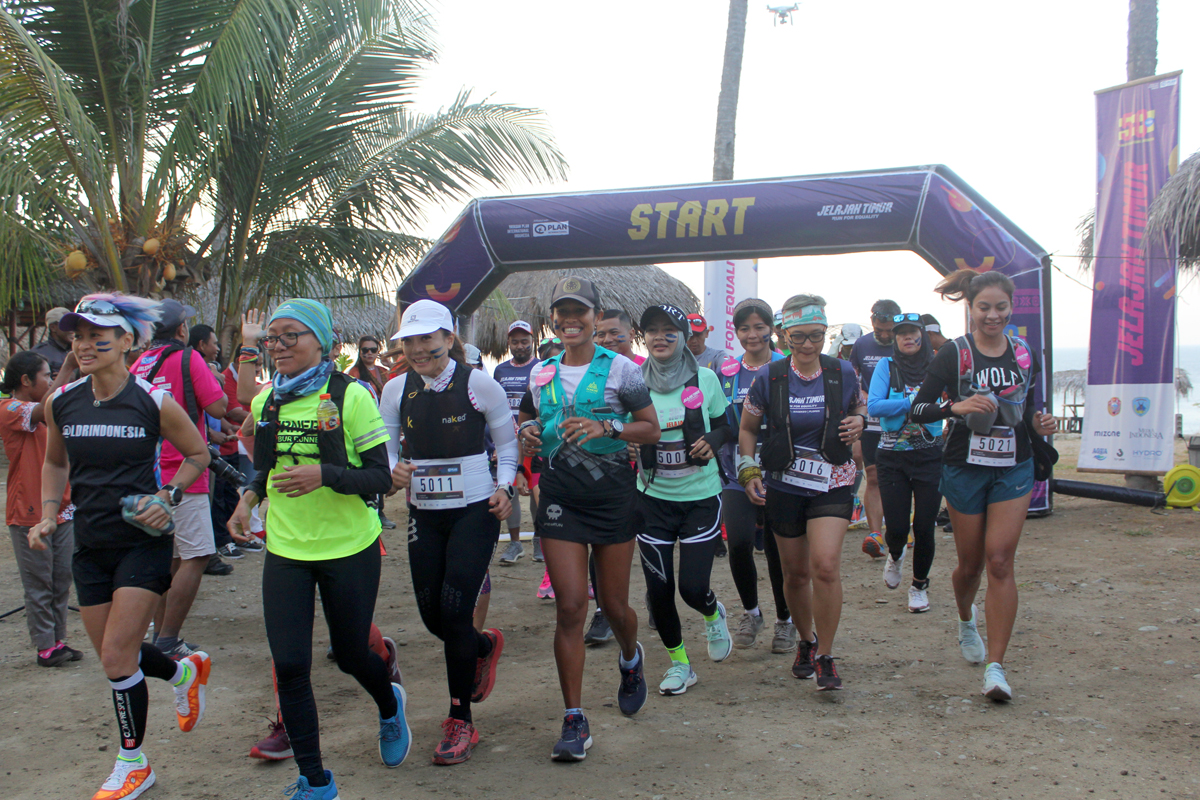 Sebanyak 28 peserta lari amal 57 kilometer untuk akses air bersih dilepas dari Pantai Wisata Batu Biru (Bluestone), NTT