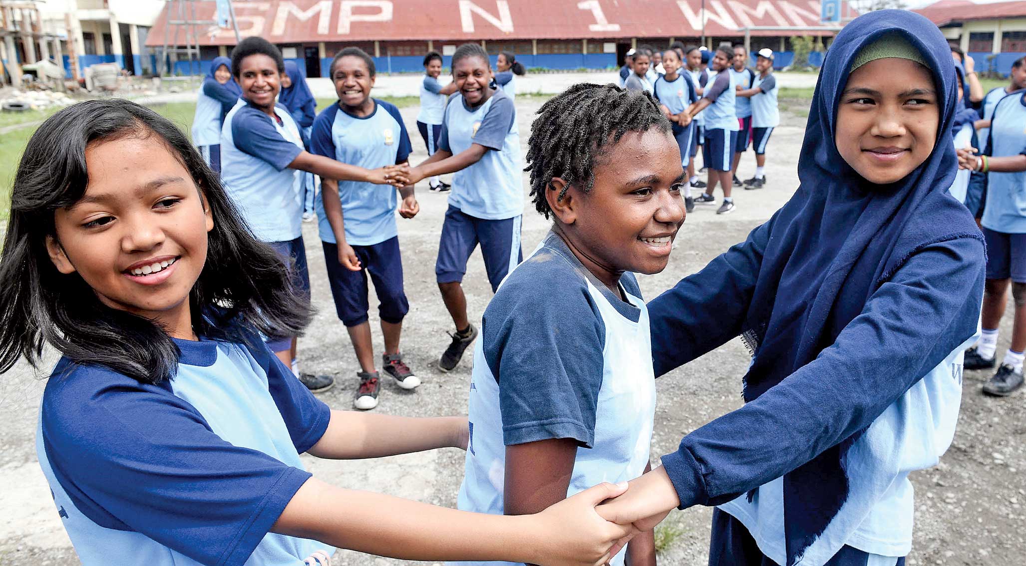 Sejumlah murid sekolah menengah pertama (SMP) bergembira saat bermain di lapangan SMP Negeri 1 Wamena, Kabupaten Jayawijaya, Papua, kemarin.