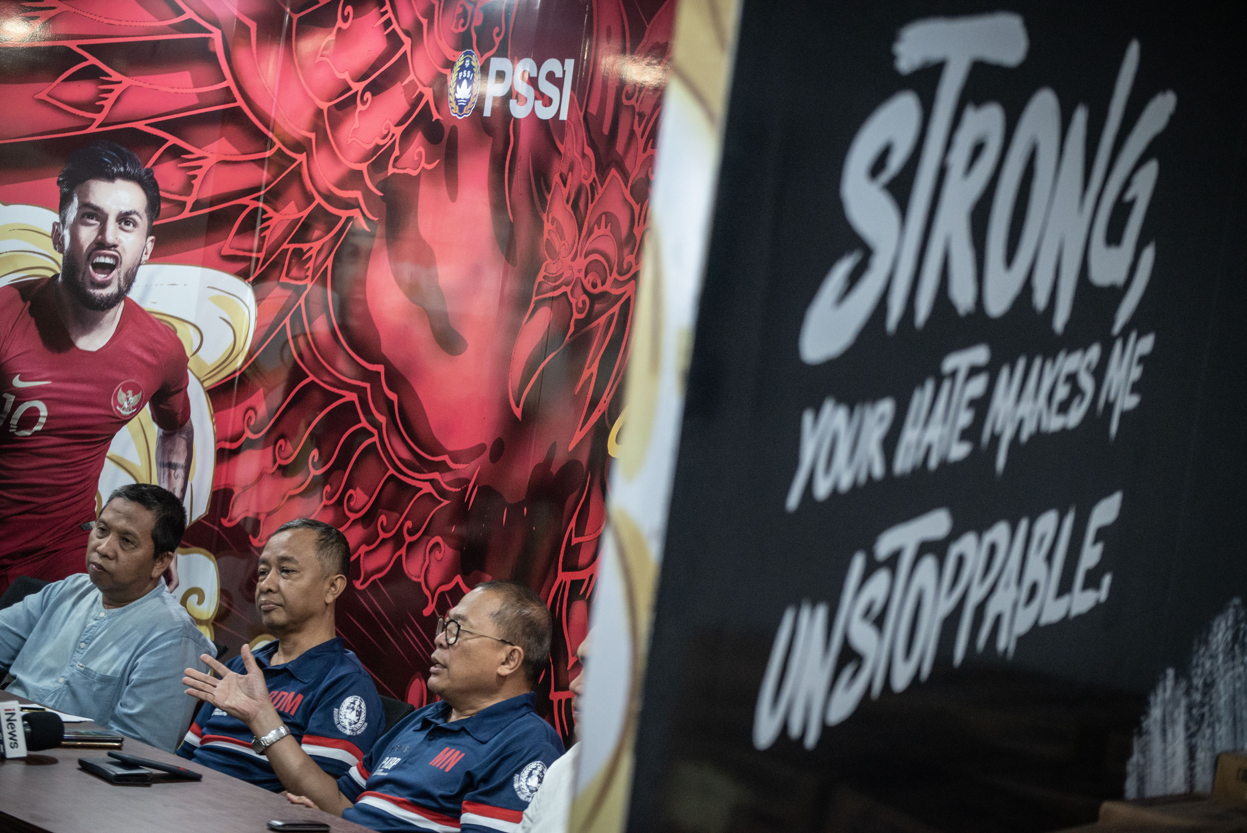 Anggota Komite Pemilihan (KP) PSSI Budiman Dalimunthe (tengah) memberikan keterangan pers terkait Kongres PSSI.