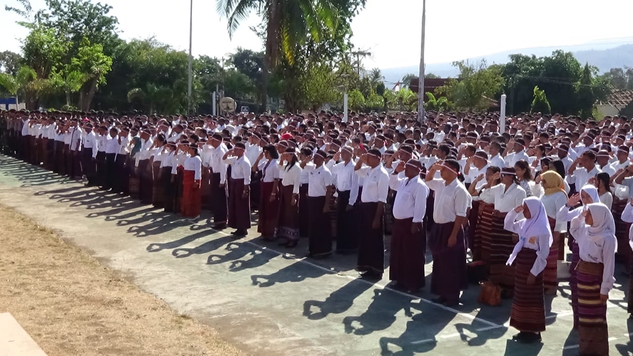 Para peserta apel bendera Hari Kesaktian Pancasila di halaman kantor bupati Flores Timur, NTT, Selasa (1/10). 