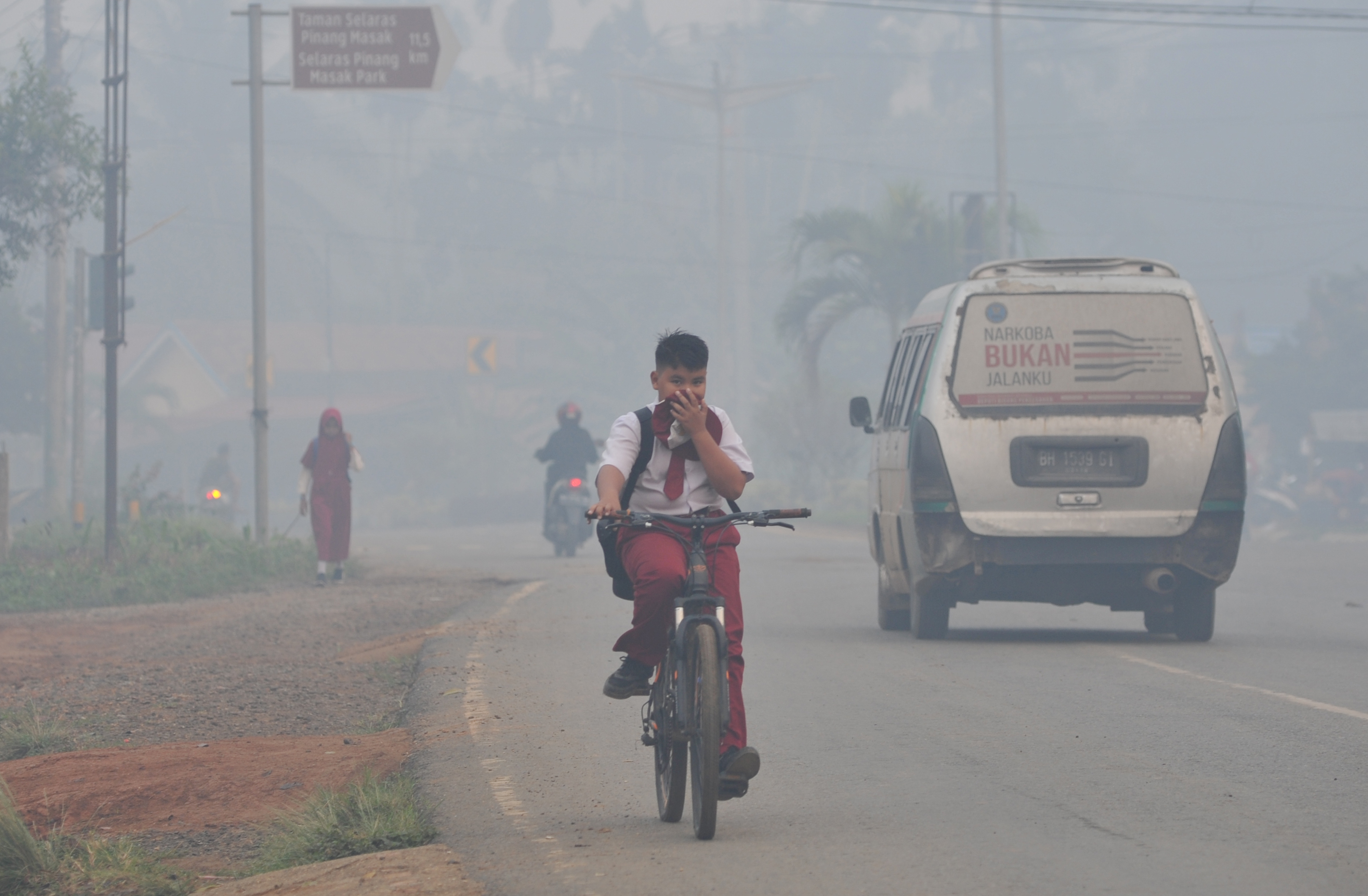 Kabut asap pekat masih menyelimuti Jambi dan Sumatra Selatan. Sementara di Kalimantan sudah tidak terdeteksi kabut asap.