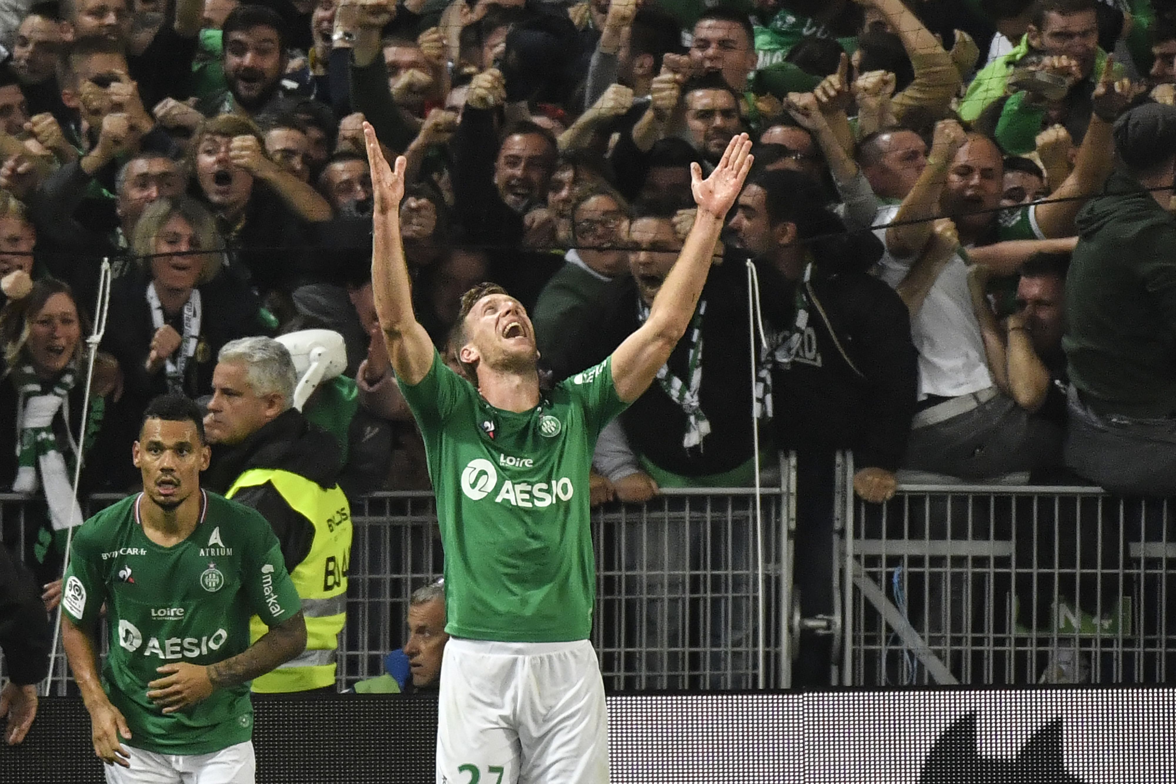 Penyerang Saint-Etienne Robert Beric melakukan selebrasi usai mencetak gol penentu kemenangan ke gawang Lyon.