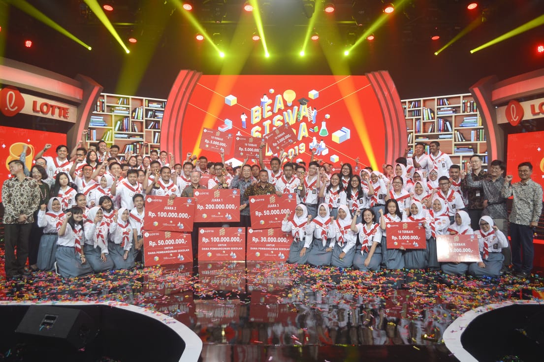 Para pelajar pemenang Program Beasiswa Juara 2019 yang diselenggarakan oleh LOTTE. 