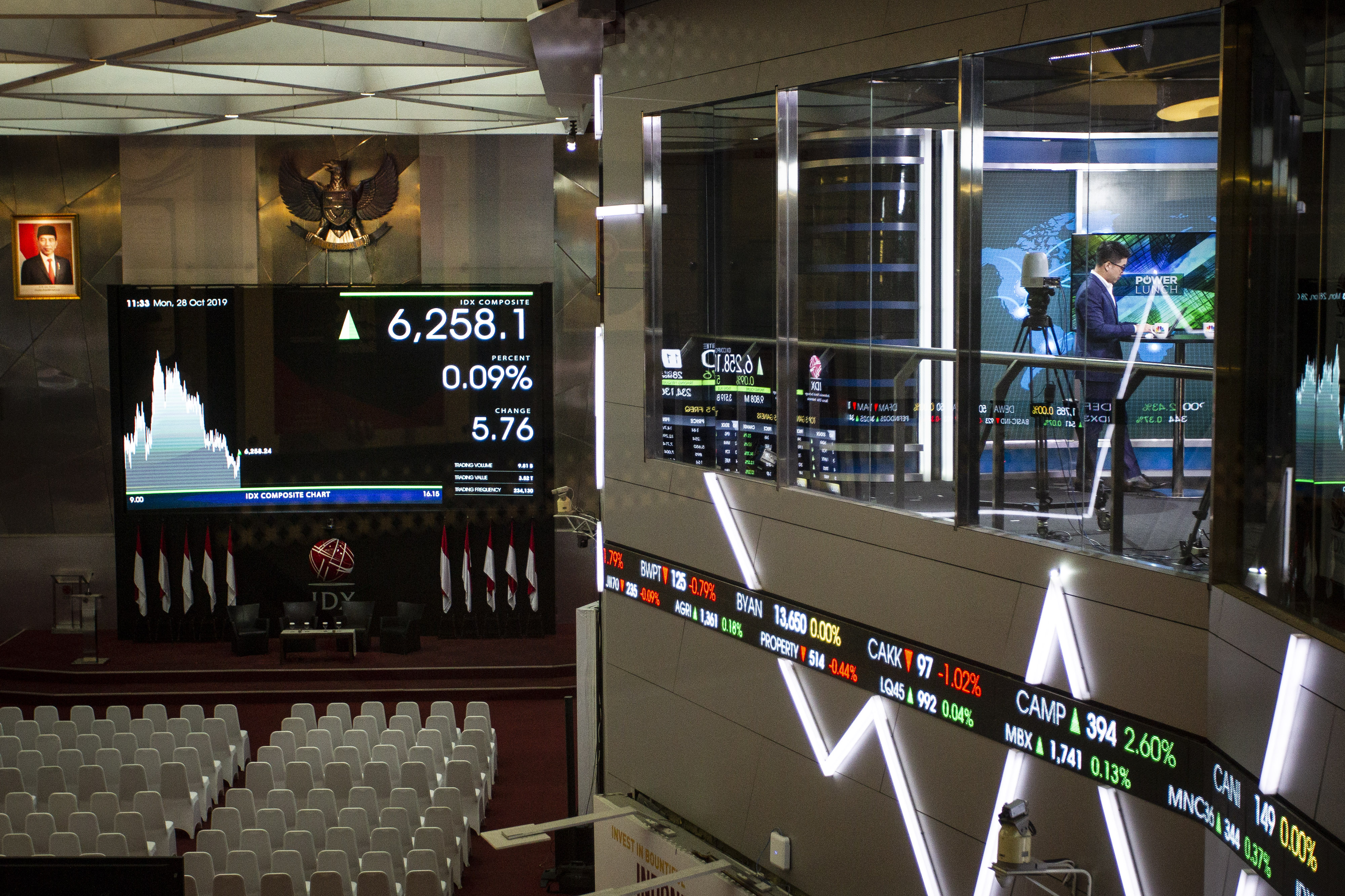 ktivitas di gedung Bursa Efek Indonesia (BEI), Jakarta, Senin (28/10)