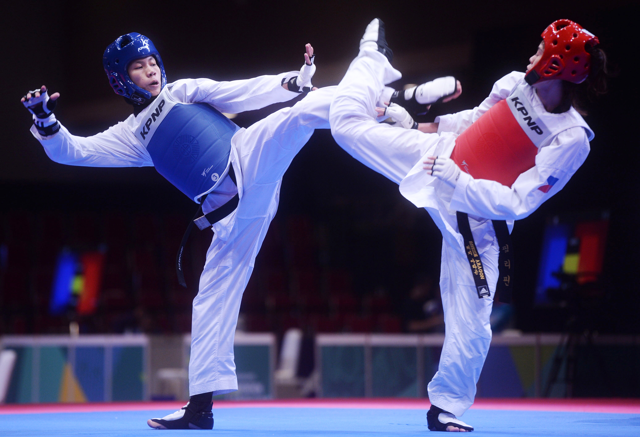 Taekwondoin putri Indonesia Mariska Halinda (kiri) saat berlaga di Asian Games 2018 Jakarta.