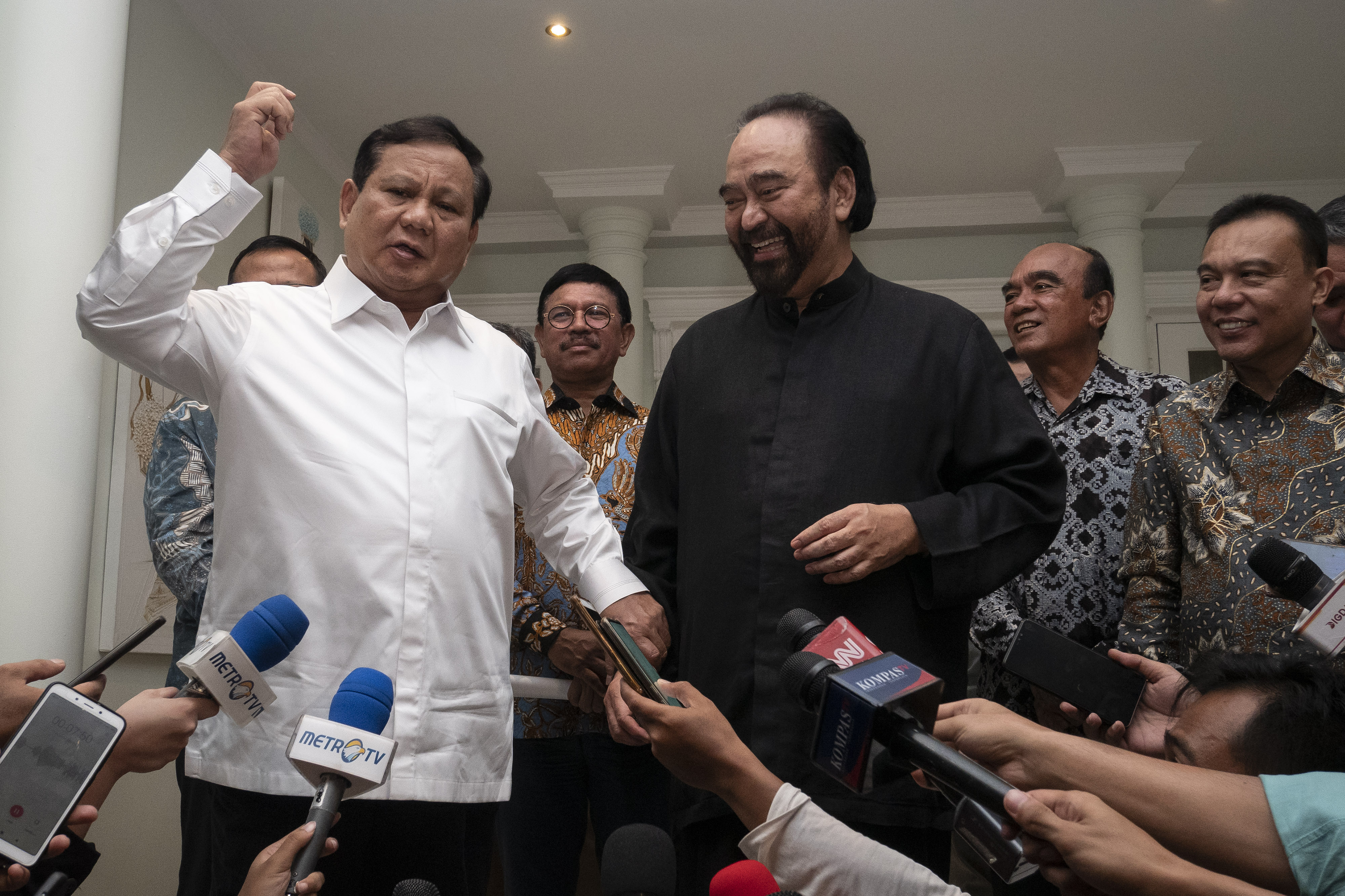 Ketum Partai Gerindra Prabowo Subianto saat bertemu dengan Ketum Partai NasDem Surya Paloh di Jakarta, Minggu (13/10) malam.