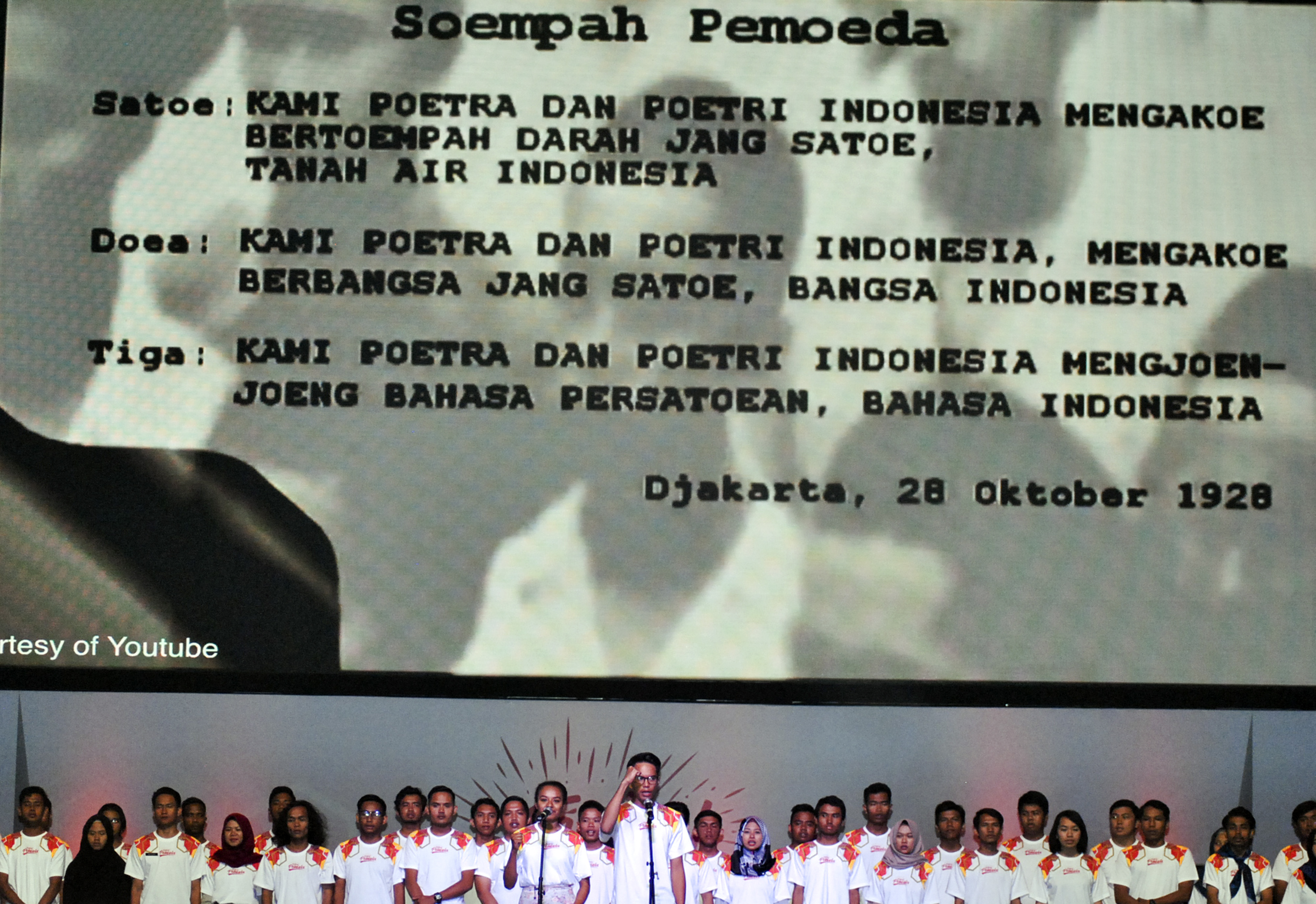 Peserta mengucap ikrar Sumpah Pemuda dalam Festival Pemuda, Karnaval Daya Nusantara 2018 di Sentul, Kabupaten Bogor, Jawa Barat