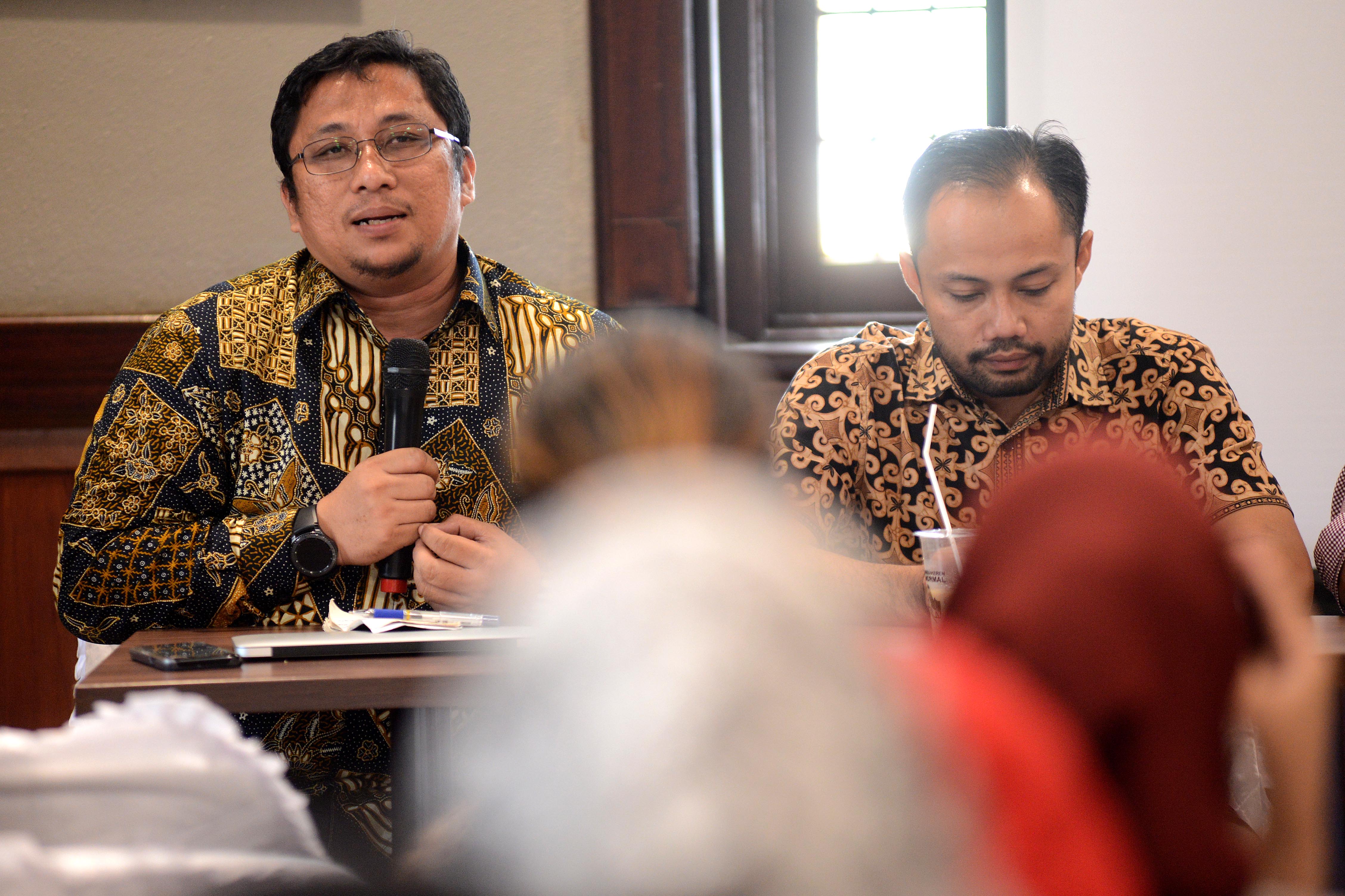 Pengamat hukum tata negara Feri Amsari (kiri)