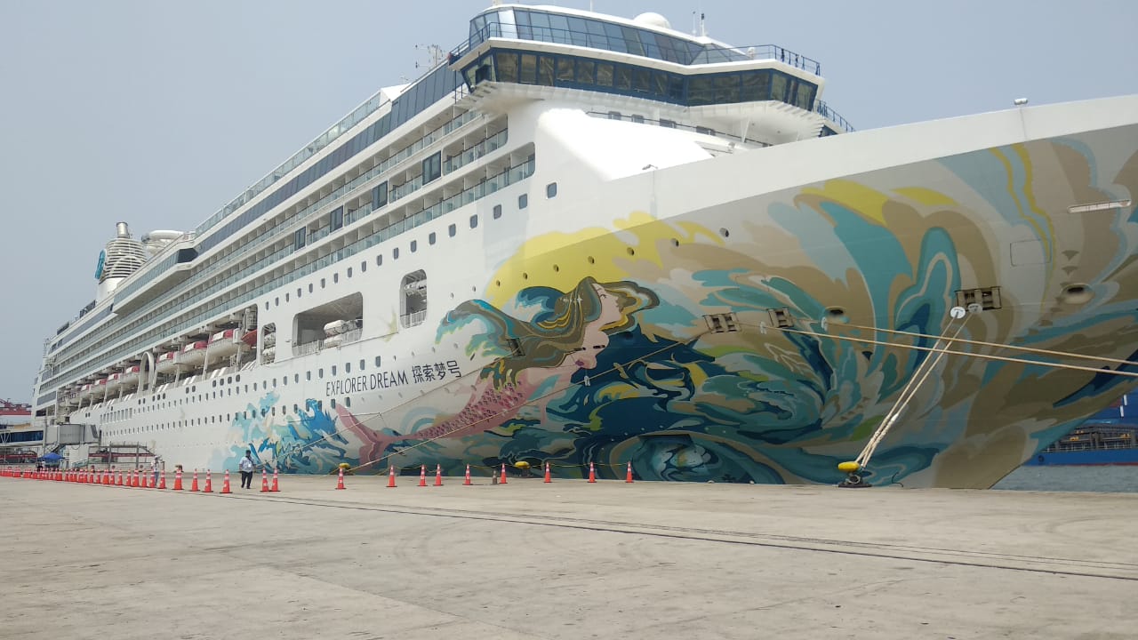 Kapal pesiar Explore Dream yang berlabuh di Tanjung Priok
