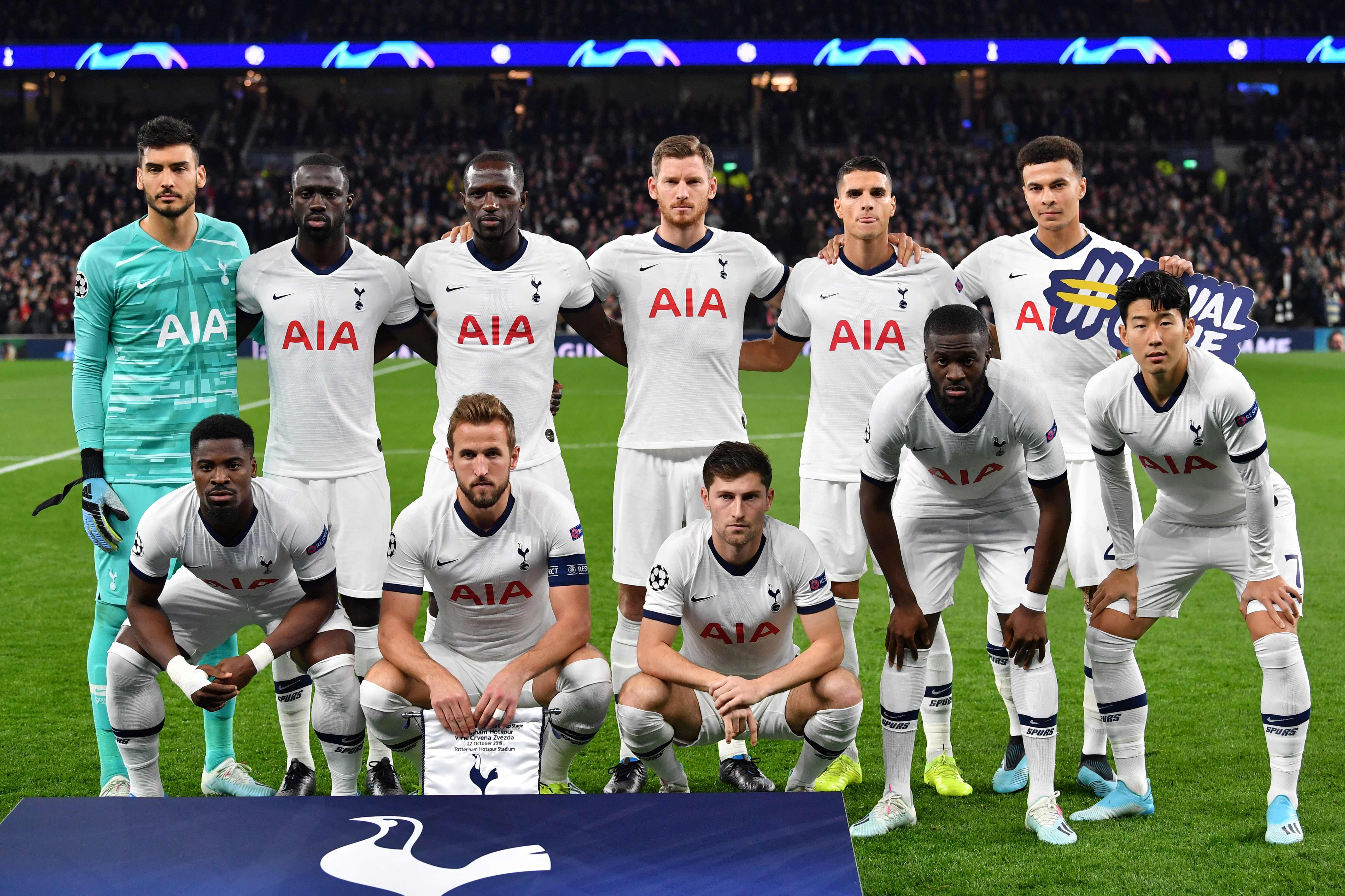 Para pemain Tottenham Hotspur berpose untuk foto keluarga sebelum pertandingan sepak bola Grup B Liga Champions UEFA 