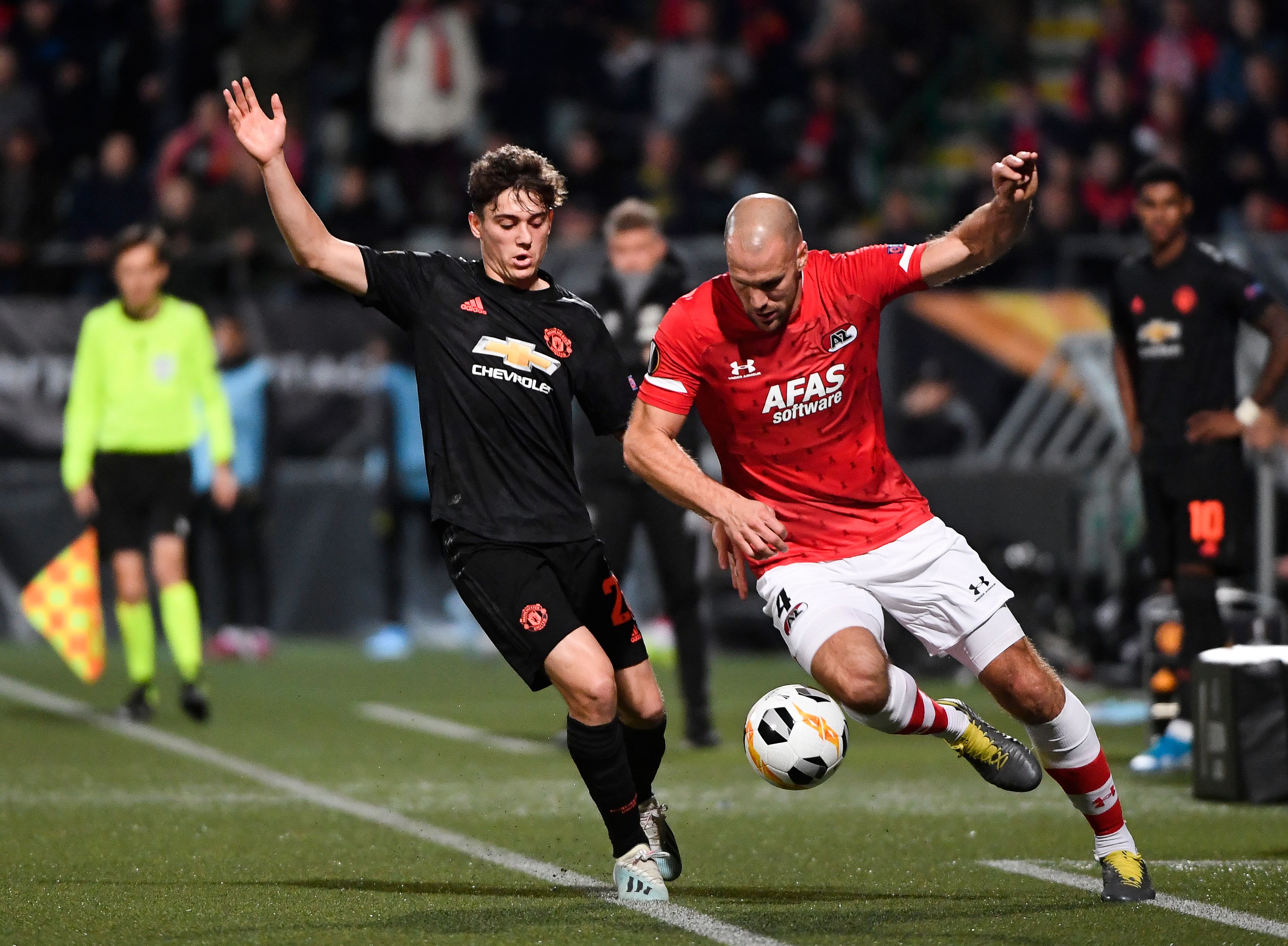 Pemain MU Victor Lindelof (kiri) berebut bola melawan Ron Vlaar dari AZ Alkmaar Belanda dalam babak penyisihan Grup L Liga Eropa. 