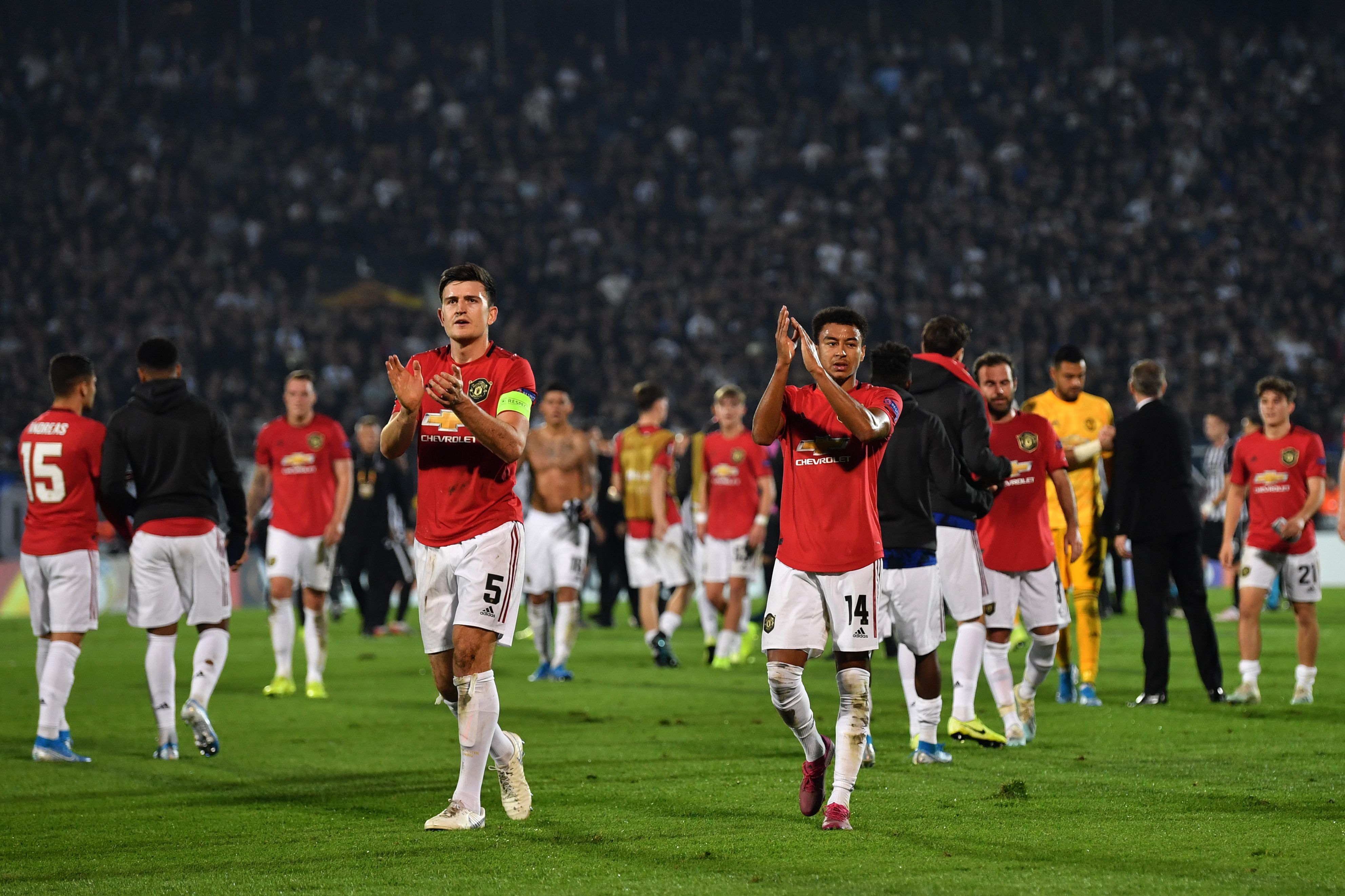 Para pemain Manchester United merayakan kemenangan mereka di markan Partizan Belgrade
