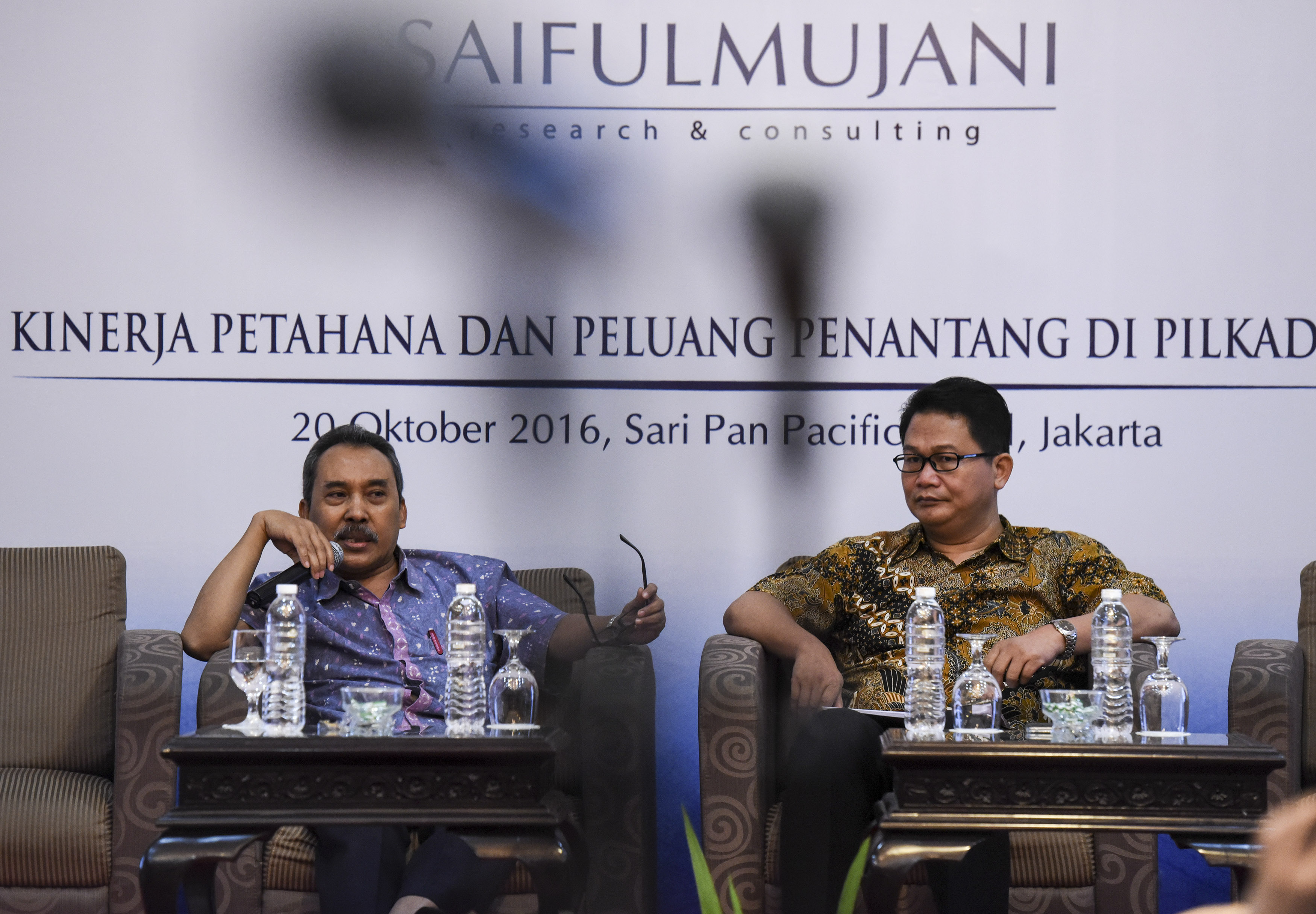 Peneliti Lembaga Ilmu Pengetahuan Indonesia (LIPI) Syamsuddin Haris (kiri)