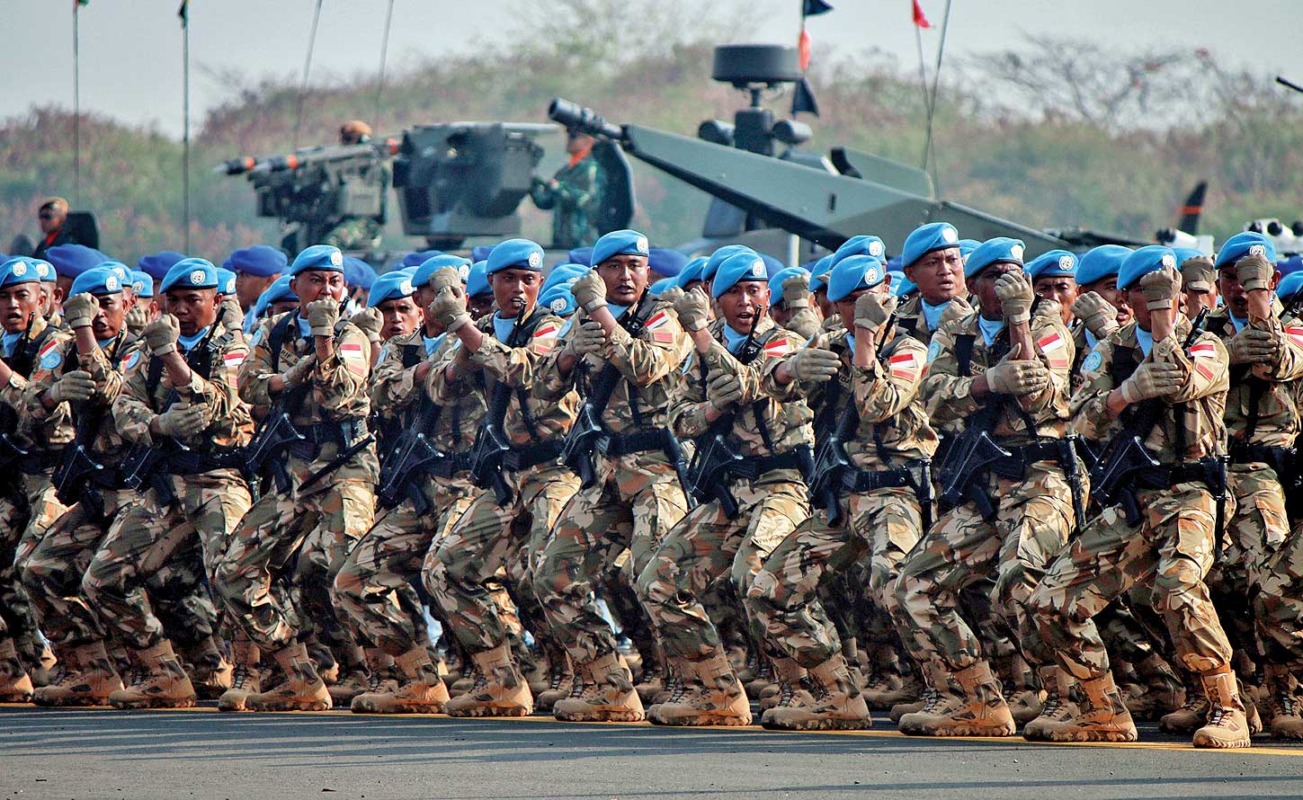 Prajurit TNI meneriakkan yel-yel dalam Geladi Bersih HUT Ke-74 TNI di Lanud Halim Perdanakusuma, Jakarta TImur, kemarin. 