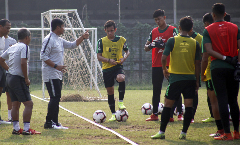  Pelatih timnas U-23 Indonesia, Indra Sjafri (keempat kiri) memberi arahan saat latihan timnas U-23 Indonesia di Stadion Pajajaran, Bogor.