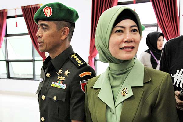 Irma Zulkifli Nasution Hendari yang diduga melanggar UU ITE akibat komentar di media sosial.