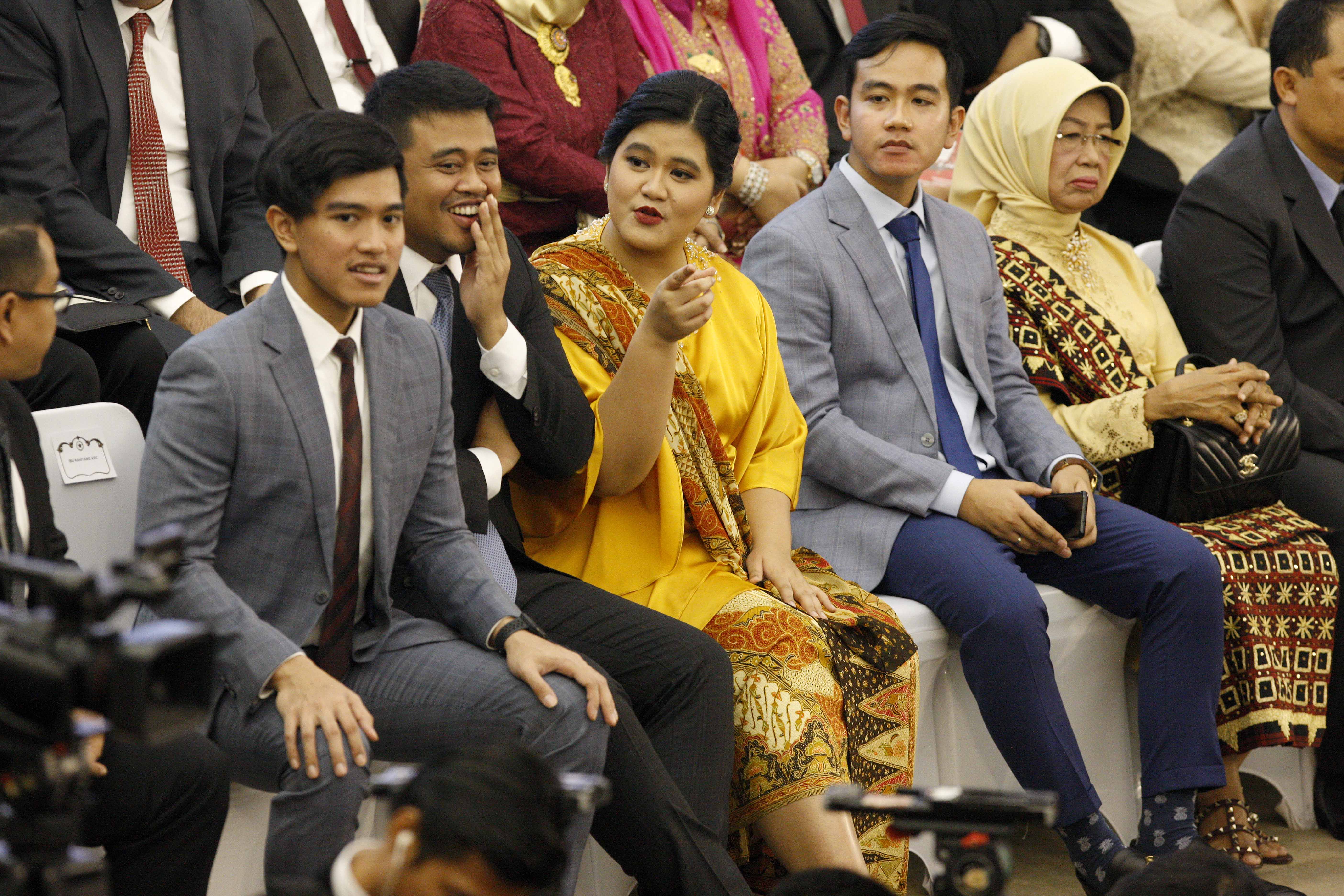 Anak dan menantu Presiden Joko Widodo, Kaesang Pangarep, Bobby Nasution, Kahiyang Ayu, dan Gibran Rakabumi di Jakarta, Minggu (20/10). 