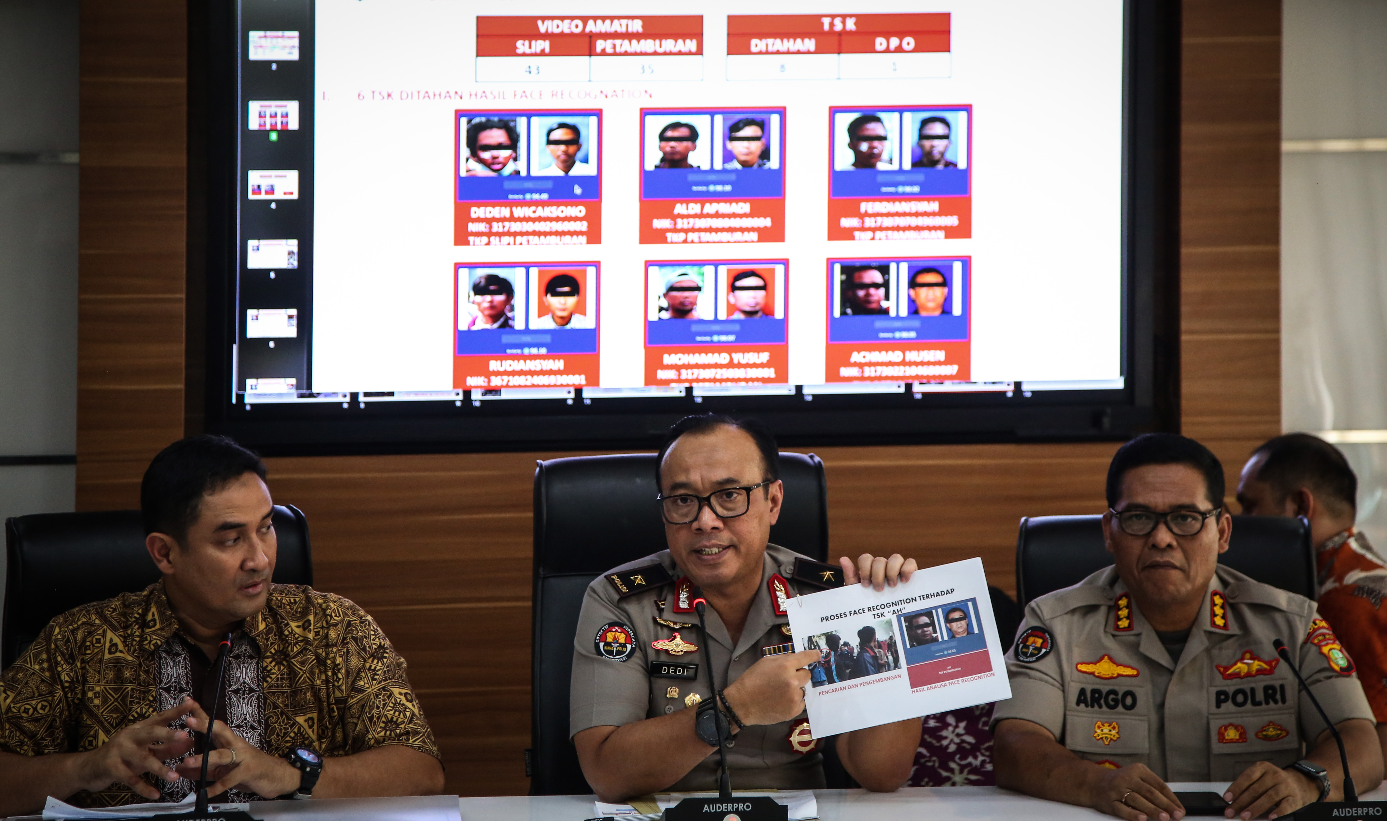 Karopenmas Divisi Humas Polri Brigjen Pol Dedi Prasetyo (tengah) 