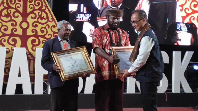 Mensos Agus Gumiwang memberikan penghargaan kepada Pendeta Yason Yikwa dan Titus Kogoya sebagai tokoh Pelopor Perdamaian.