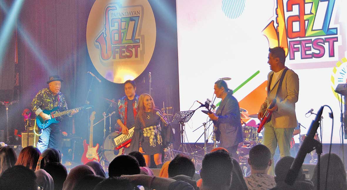 Krakatau Band bernostalgia dengan para penggemarnya saat tampil pada hari kedua The Papandayan Jazz Festival 2019.