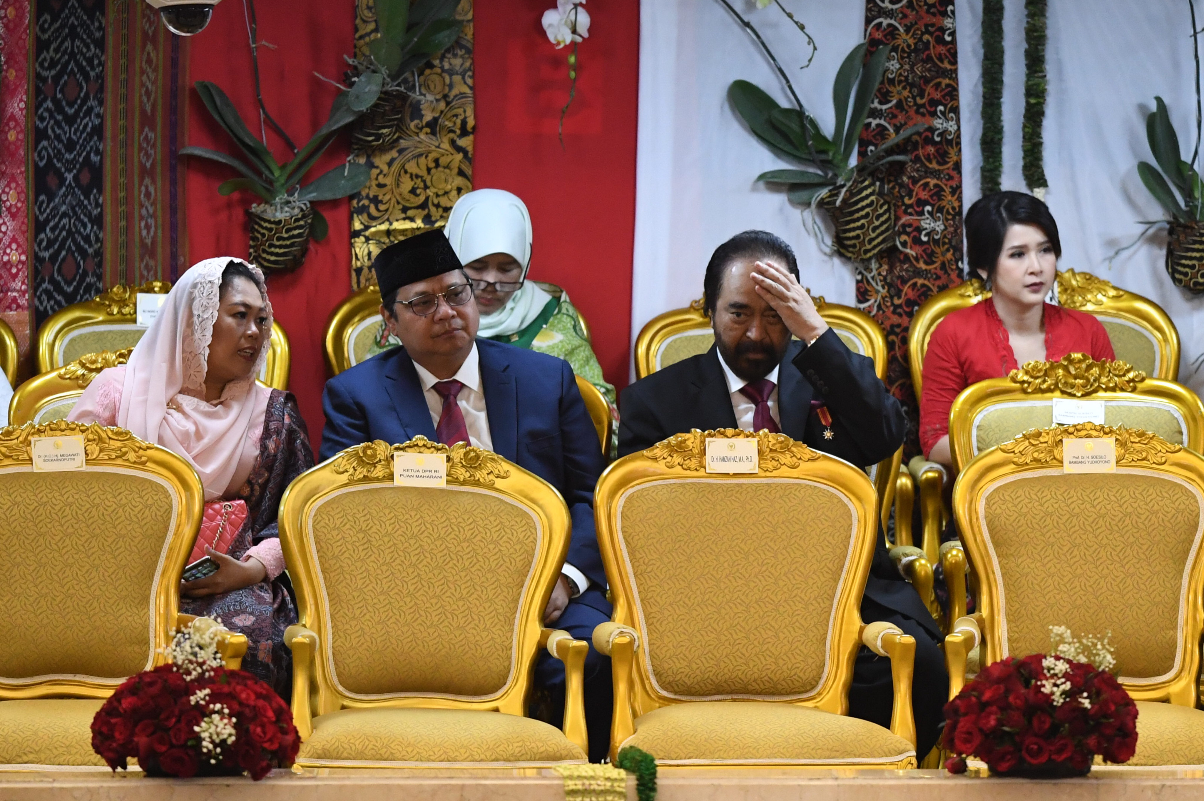 Ketum Partai Nasdem Surya Paloh (kedua kanan) upacara pelantikan Presiden Joko Widodo dan Wakil Presiden Ma'ruf Amin di Gedung Nusantara.