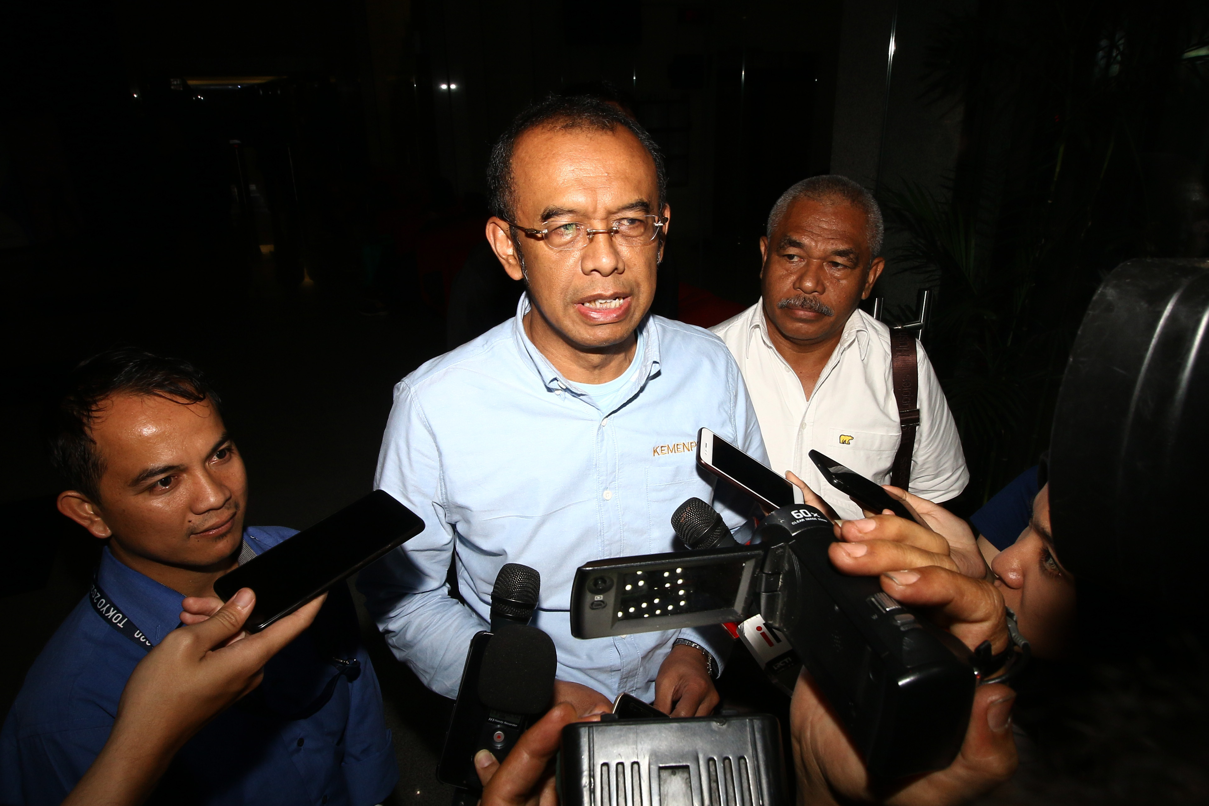  Sekretaris Menteri Pemuda dan Olahraga (Sesmenpora) Gatot S Dewa Broto (tengah)