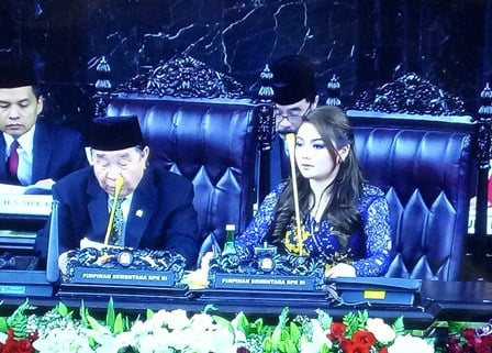 Hillary Brigitta Lasut (kanan) saat menjadi pimpinan sementara sidang paripurna awal masa jabatan anggota MPR/DPR/DPD 2019-2024.