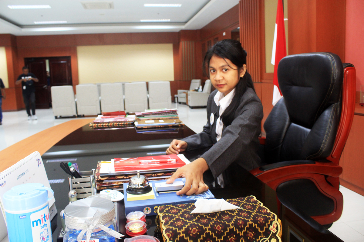 Esterlina Erlin Fernandes, 16, siswa SMA Negeri 3 Kupang, berperan menjadi Gubernur Nusa Tenggara Timur dalam sehari, Jumat (4/10).