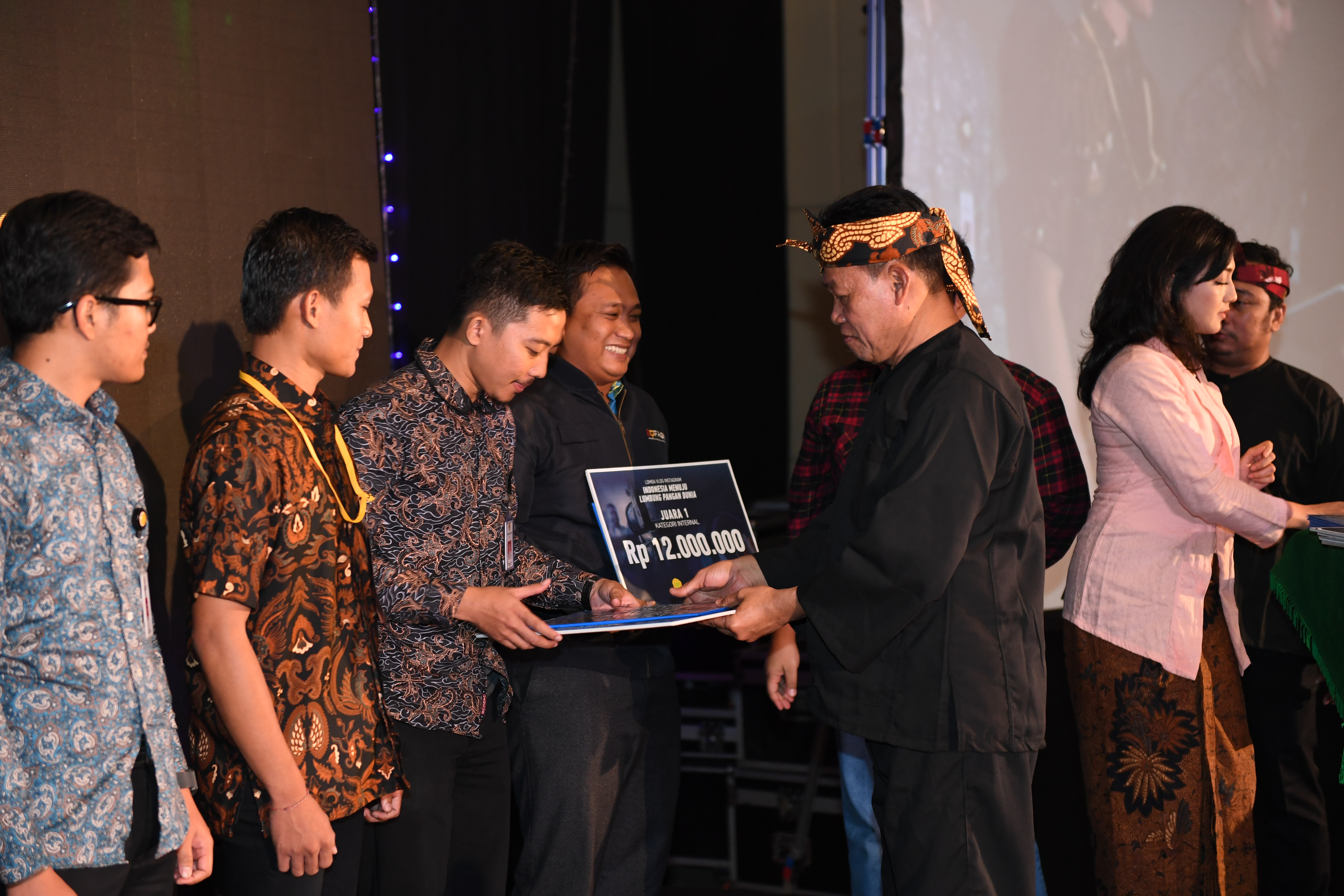 Pemenang lomba Vlog dengan tema  