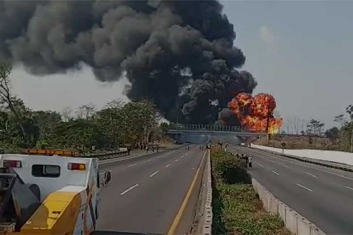 Kebakaran di tepi Tol Purbaleunyi akibat meledaknya pipa minyak Pertamina Cimahi, Selasa (22/10).