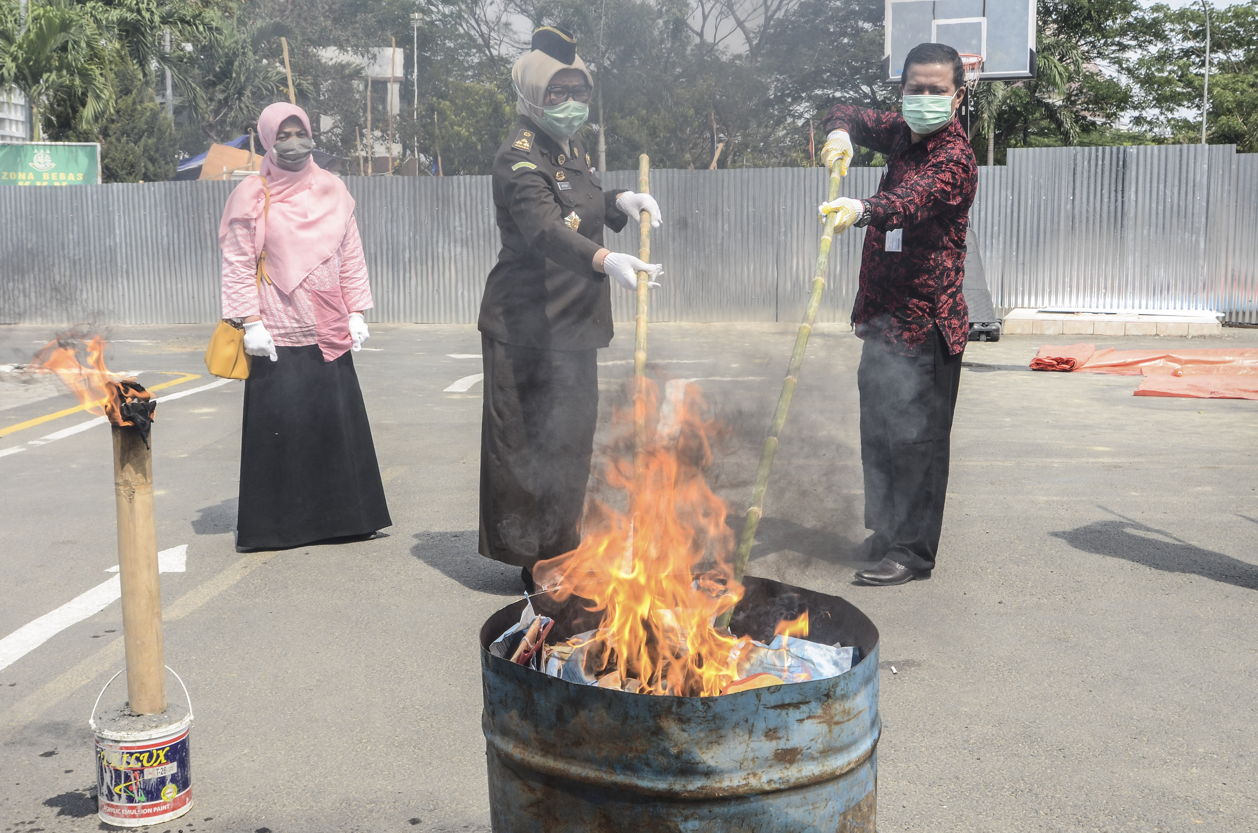 Petugas Kejaksaan Negeri Kabupaten Bekasi membakar barang bukti kejahatan, termasuk narkoba