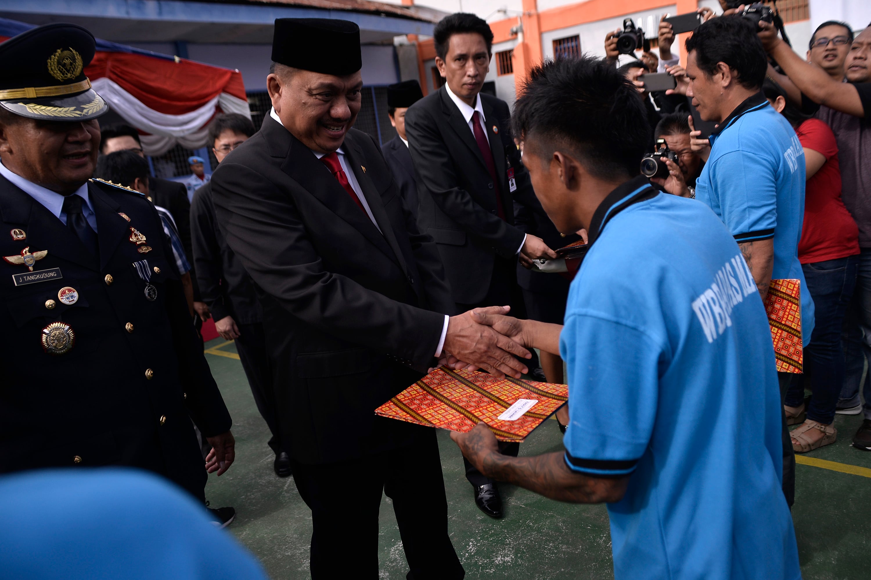 Gubernur Sulawesi Utara  Olly Dondokambey (berpeci) sudah empat tahun tidak menempati rumah dinas gubernur. 