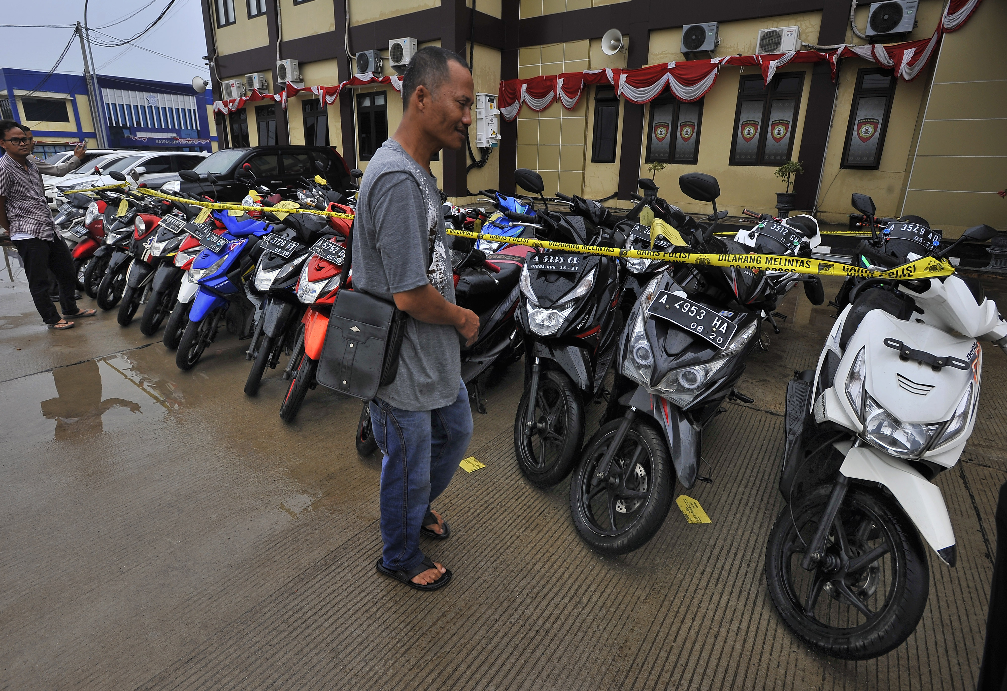  Sejumlah warga mencari motor mereka yang hilang dengan melihat deretan motor hasil curian usai Ekspose Kasus Curanmor di Mapolres Serang