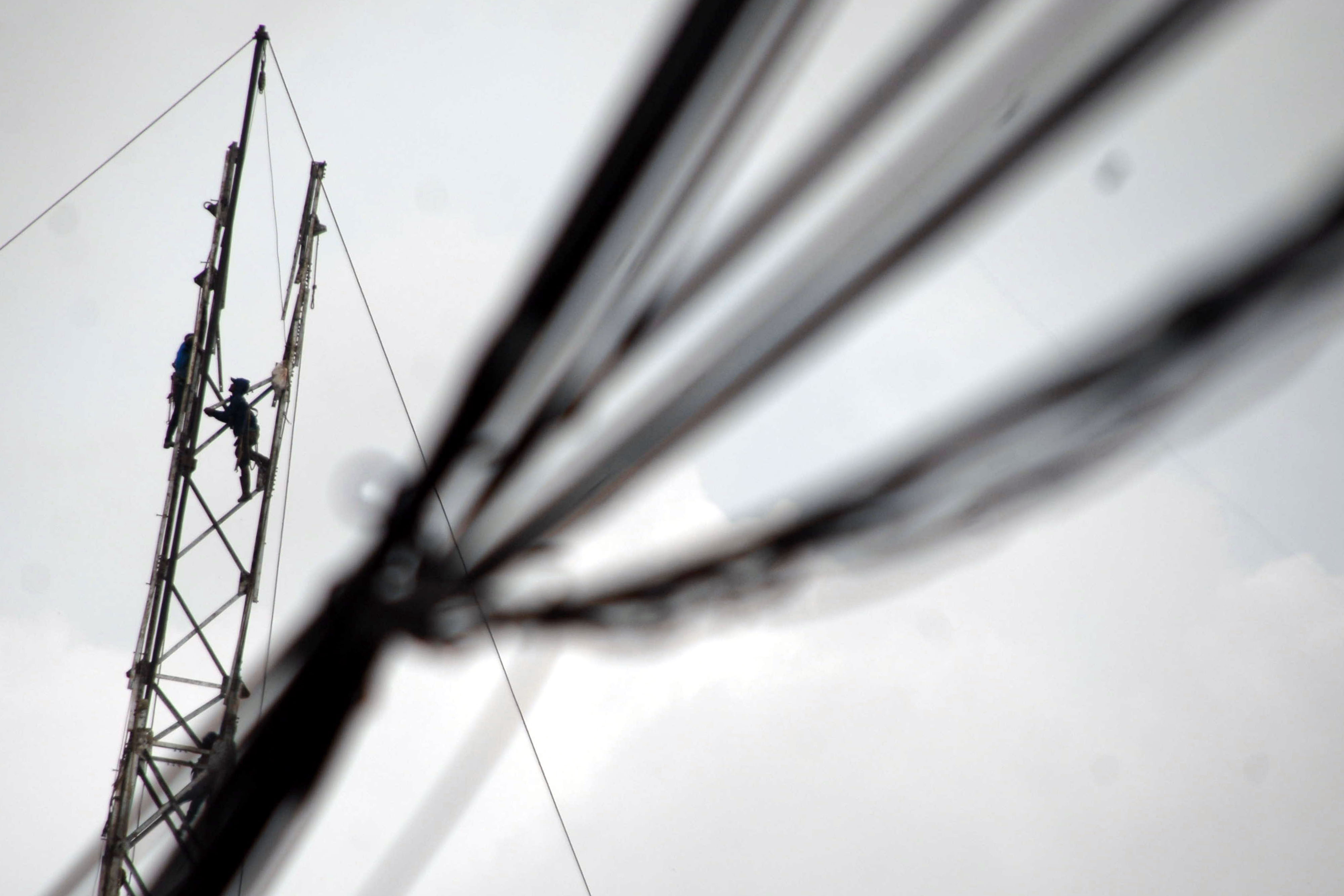 Sejumlah pekerja saat menyelesaikan pembuatan sutet milik PT Perusahaan Listrik Negara (PLN) Persero